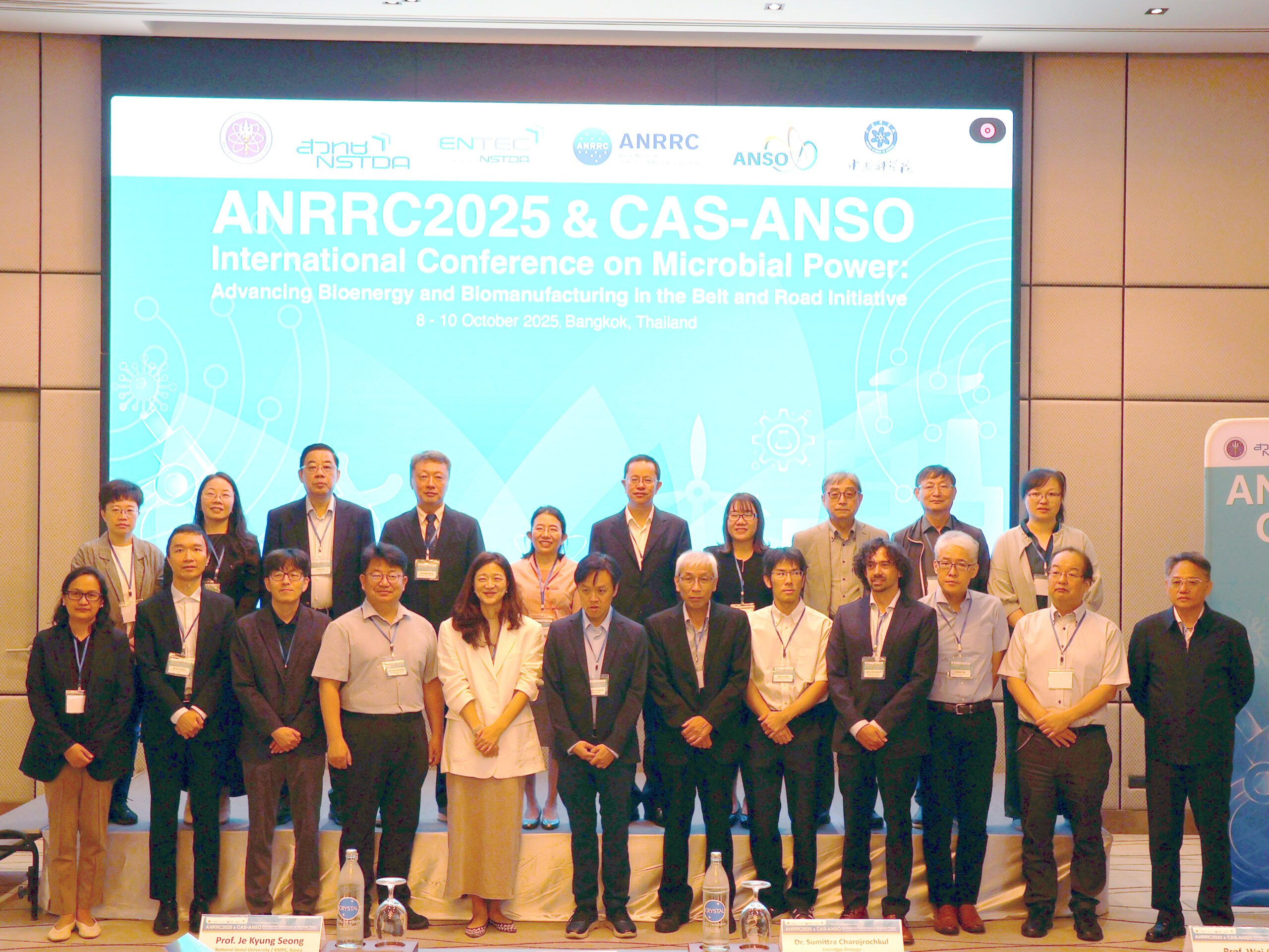 ภาพหมู่วิทยาการ ENTEC สวทช. จับมือพันธมิตร จีน–เกาหลี เปิดเวที Microbial Power ร่วมกับ ANRRC 2025 ดึงนักวิทย์แลกเปลี่ยนองค์ความรู้ด้านพลังงานชีวภาพ