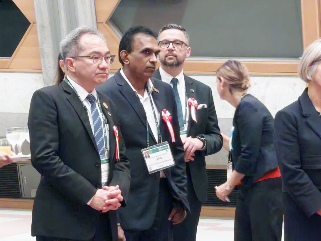 ภาพ ศาสตราจารย์ ดร.ชูกิจ ยืนกับรัฐมนตรีด้านวิทยาศาสตร์และเทคโนโลยี