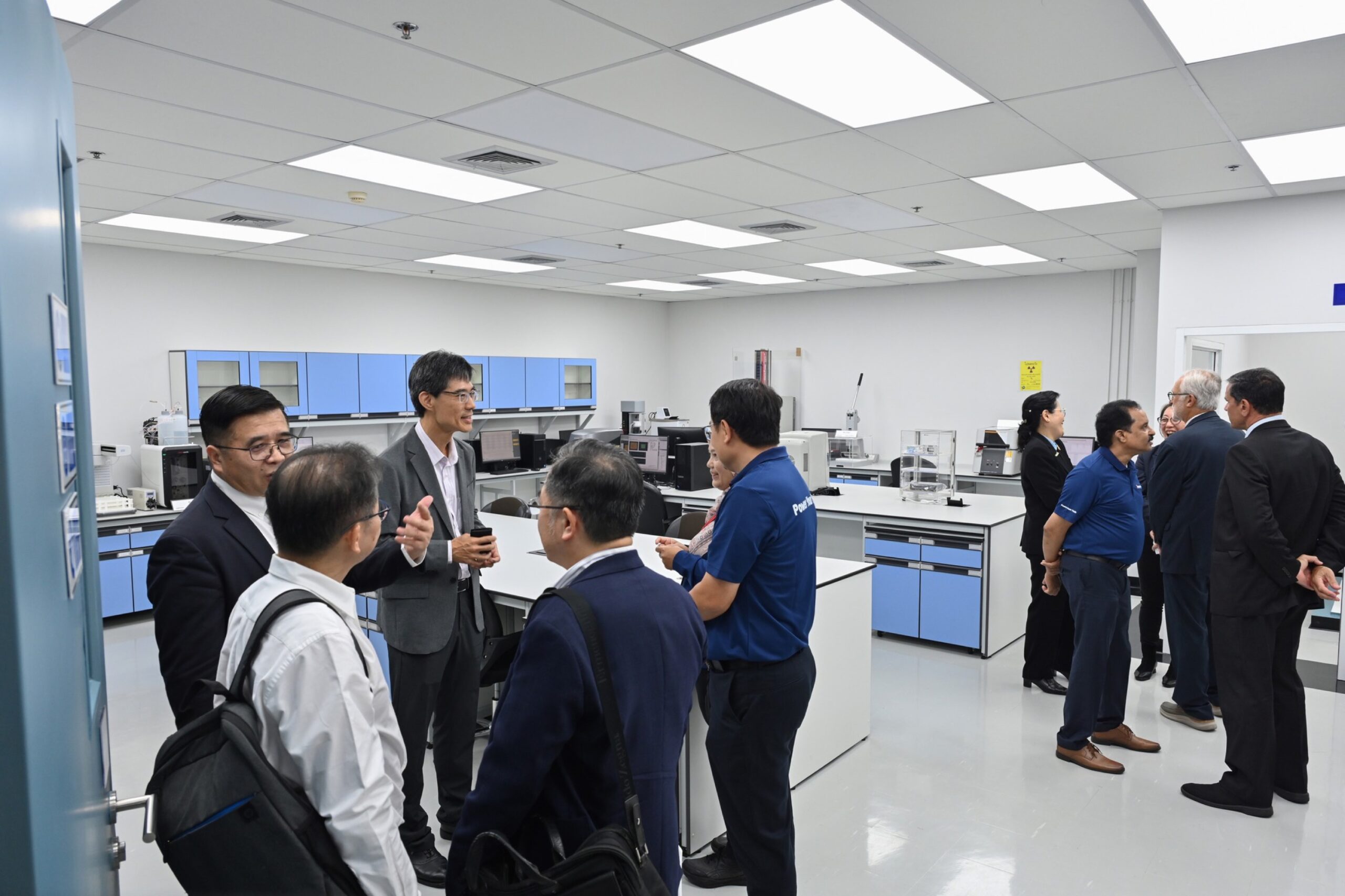 ภาพคณะผู้บริหารและผู้ร่วมงานเยี่ยมชมห้องปฏิบัติการวิเคราะห์ขั้นสูงแห่งใหม่ ภายในอุทยานวิทยาศาสตร์ประเทศไทย โดยมีเจ้าหน้าที่ให้ข้อมูลด้านเทคนิคและอุปกรณ์