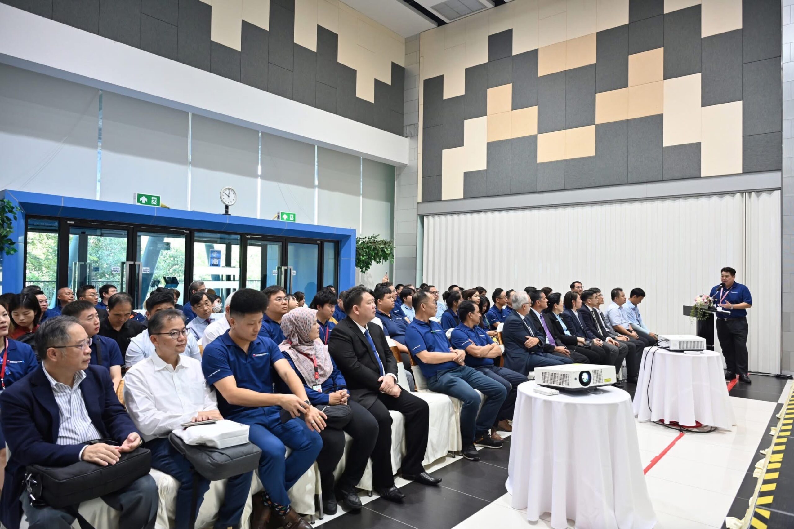 ภาพบรรยากาศพิธีเปิดห้องปฏิบัติการวิเคราะห์ขั้นสูง ณ อุทยานวิทยาศาสตร์ประเทศไทย โดยมีผู้บริหาร แขกผู้มีเกียรติ และพนักงานจากบริษัทเอกชนร่วมรับฟังการกล่าวเปิดงาน