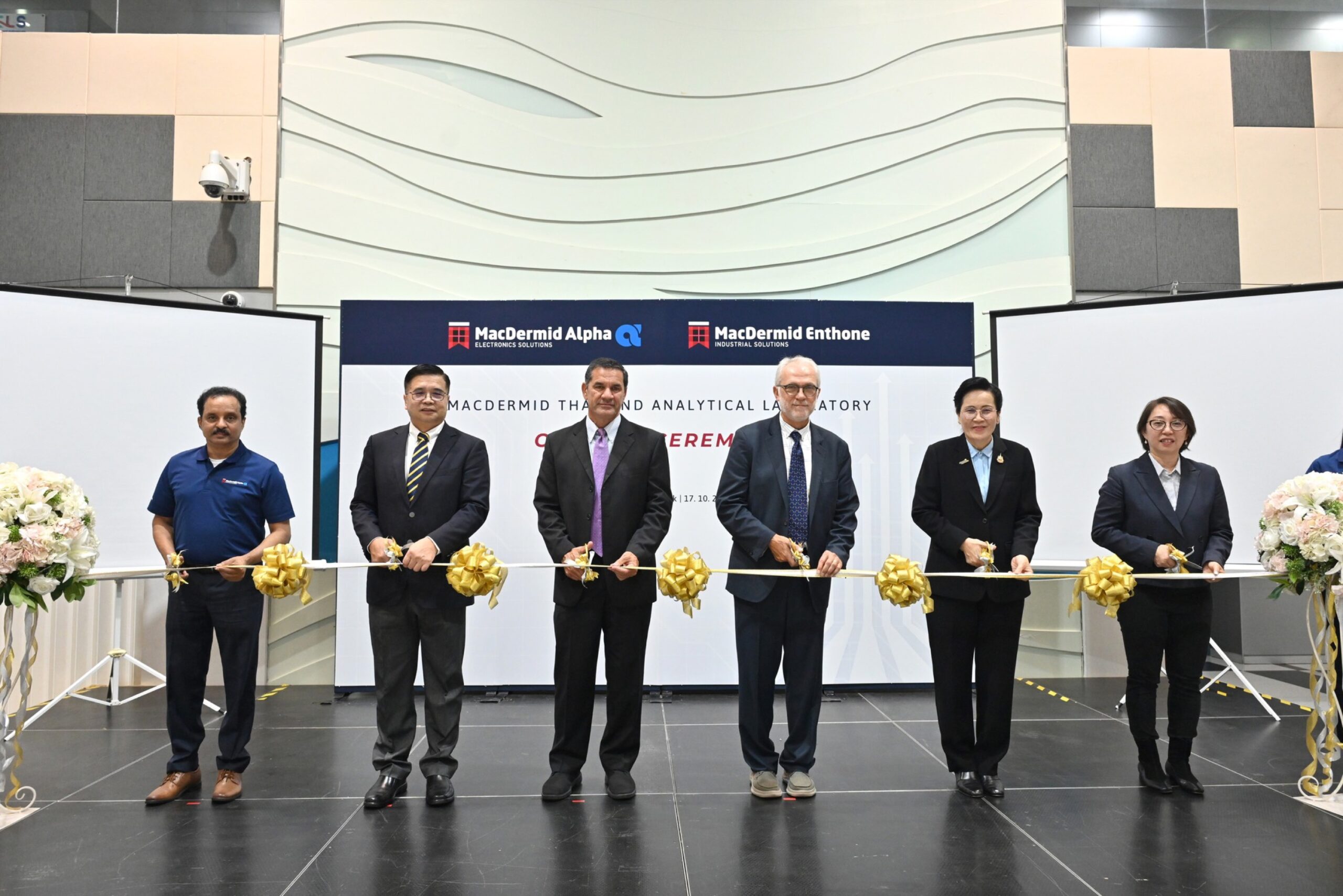 ภาพผู้บริหารจาก สวทช. และบริษัท MacDermid ร่วมพิธีตัดริบบิ้นเปิดห้องปฏิบัติการวิเคราะห์ขั้นสูงอย่างเป็นทางการ ณ อุทยานวิทยาศาสตร์ประเทศไทย