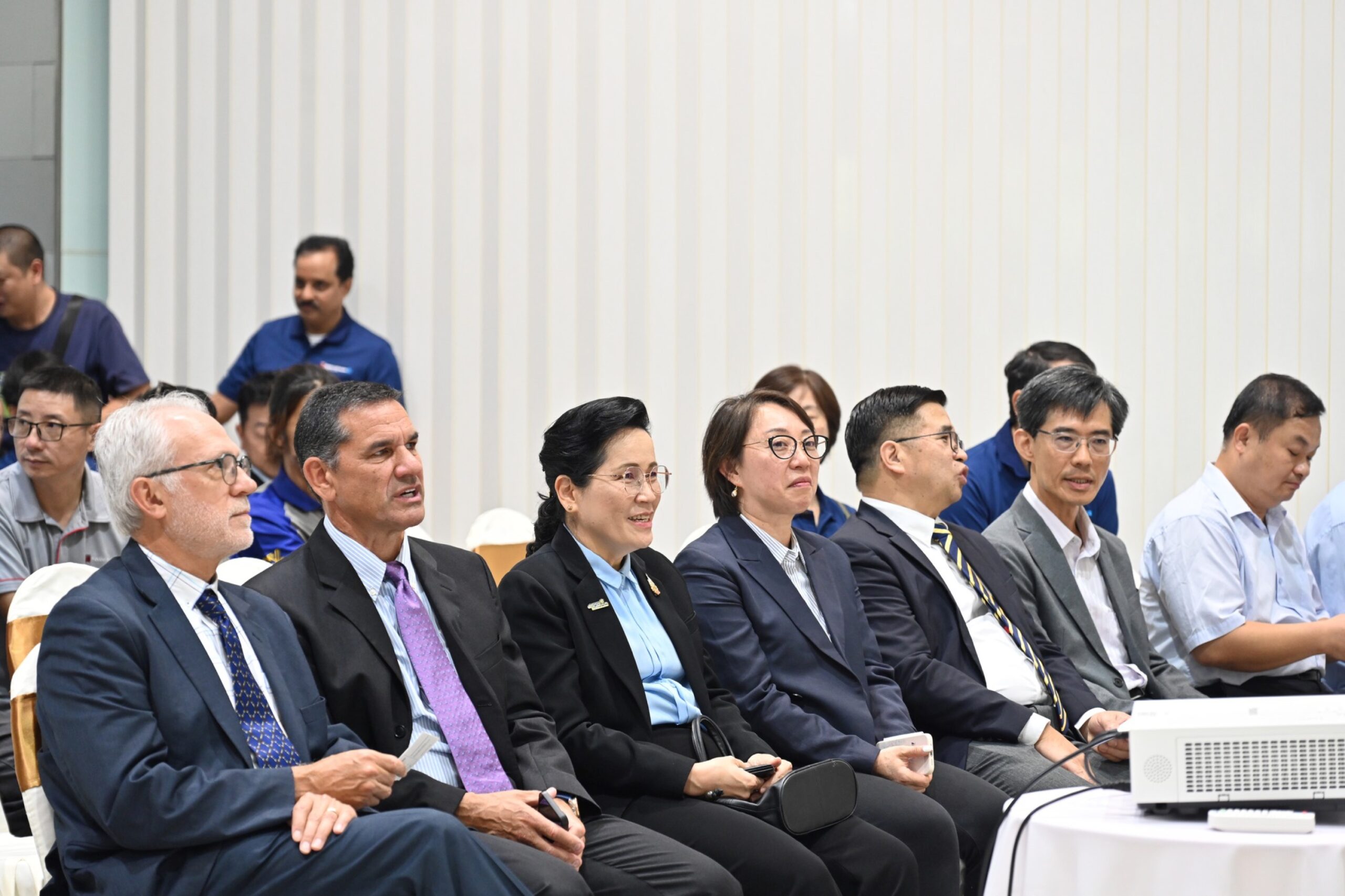  ภาพผู้บริหารจาก สวทช. และบริษัท MacDermid ร่วมรับฟังพิธีเปิดห้องปฏิบัติการวิเคราะห์ขั้นสูง