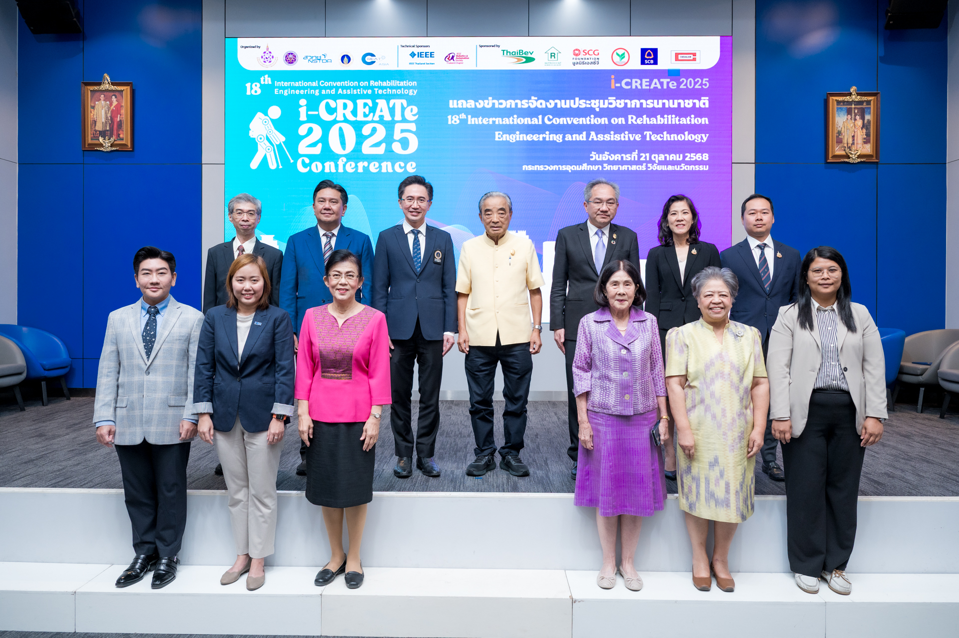 ภาพหมู่ ผู้บริหาร มูลนิธิเทคโนโลยีสารสนเทศตามพระราชดำริสมเด็จพระเทพรัตนราชสุดา ฯ สยามบรมราชกุมารี สวทช. มหาวิทยาลัยมหิดล สวมใส่ชุดสูท ยืนท่าตรง ใบหน้ายิ้มแย้ม
