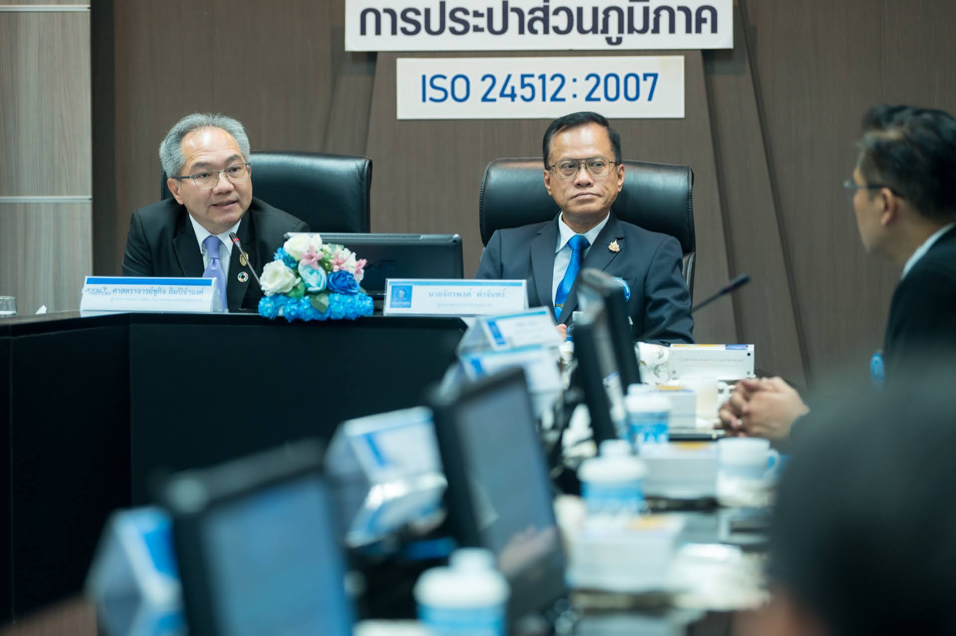 ภาพ ศ. ดร.ชูกิจ ลิมปิจำนงค์ และนายจักรพงศ์ คำจันทร์ ลงนามความร่วมมือ สวทช.-กปภ.