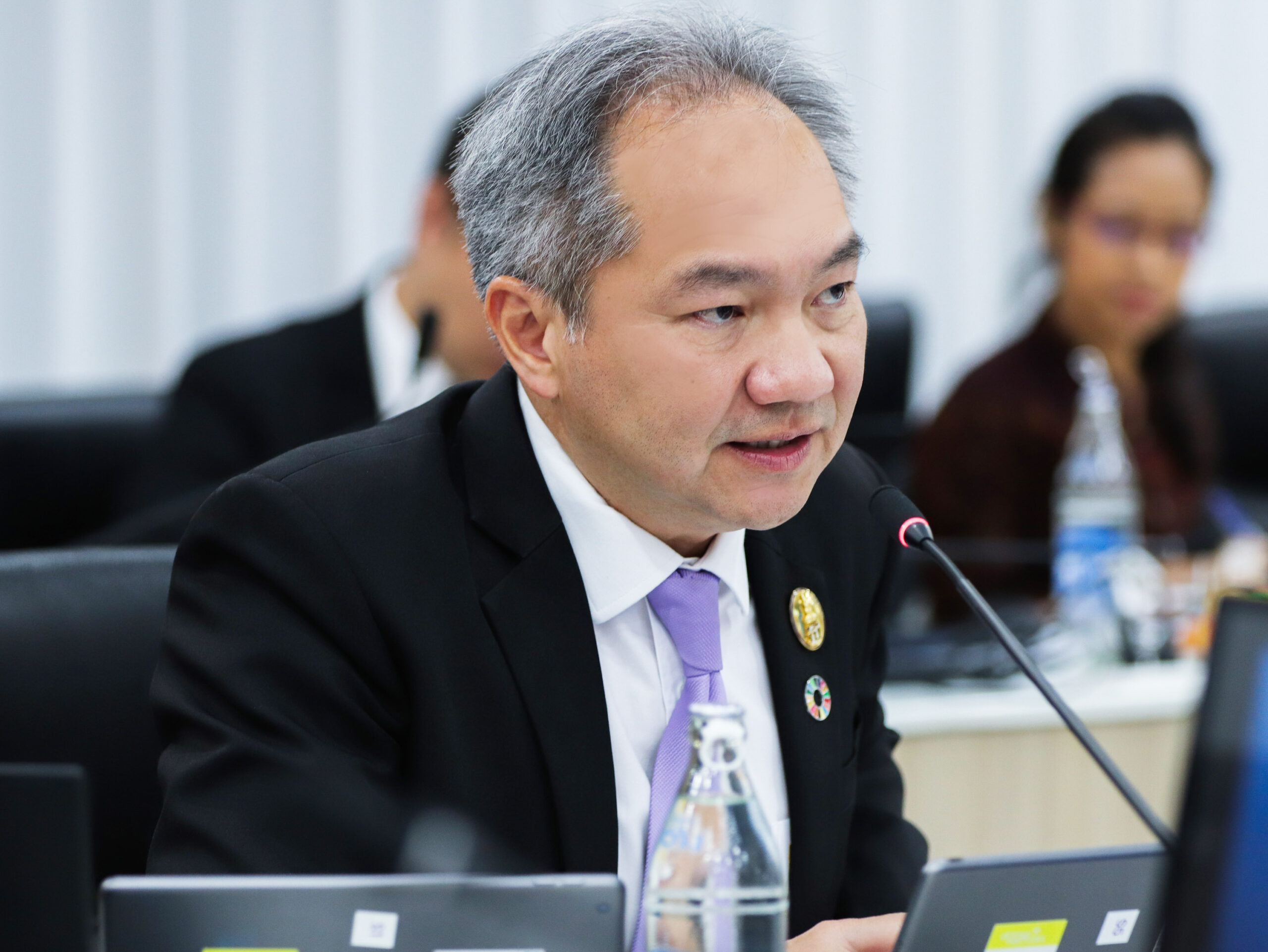 ภาพ ศ. ดร.ชูกิจ ลิมปิจำนงค์ ผู้อำนวยการ สวทช. ร่วมประชุมหารือแนวทางการขับเคลื่อนนโยบายรัฐบาลภายในห้องประชุมกระทรวง อว.