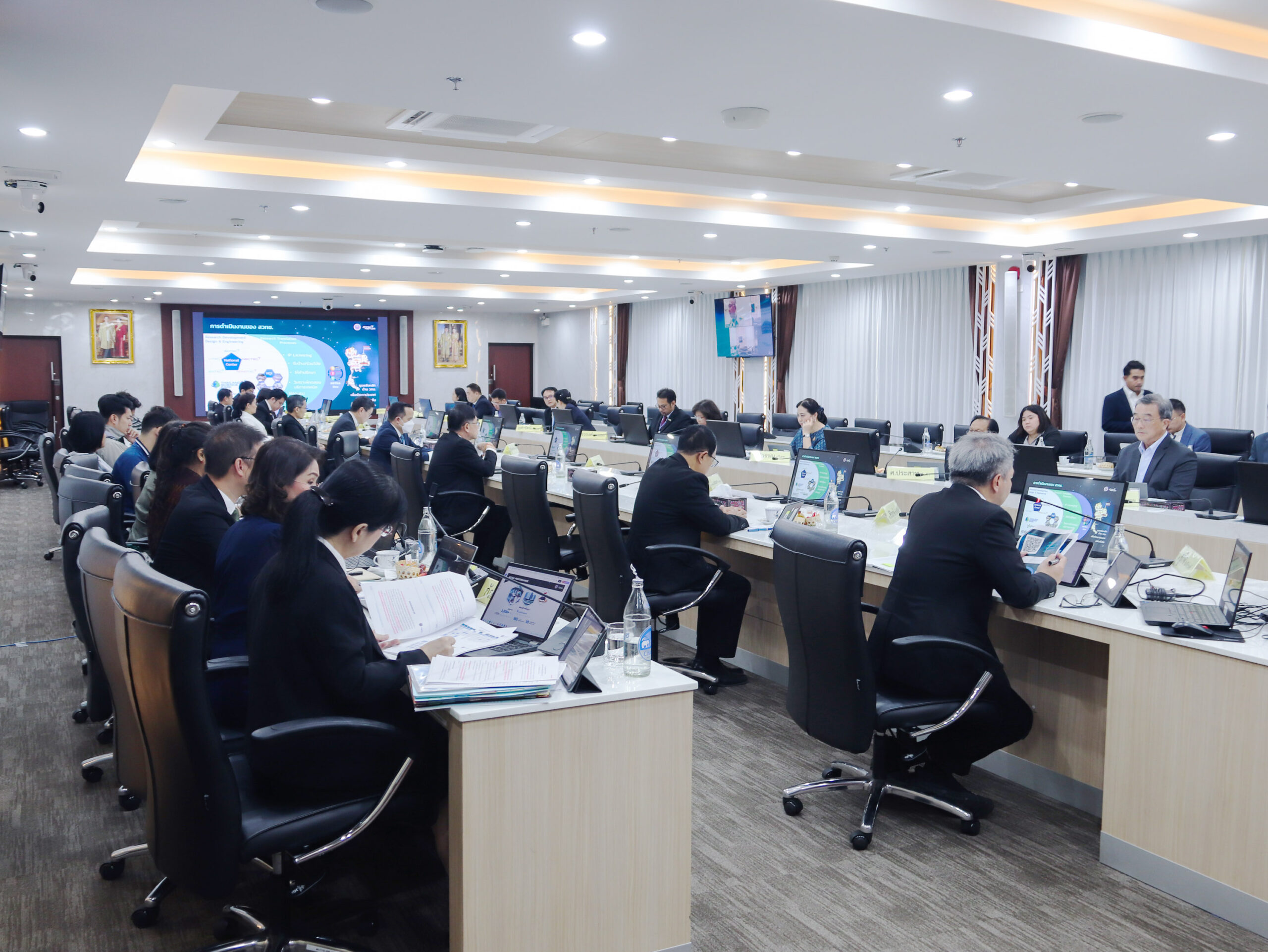 ภาพบรรยากาศการประชุมคณะกรรมการพัฒนาวิทยาศาสตร์และเทคโนโลยีแห่งชาติ (กวทช.) โดยมีผู้บริหารกระทรวง อว. และ สวทช. ร่วมหารือแนวทางขับเคลื่อนนโยบาย Quick Big Win