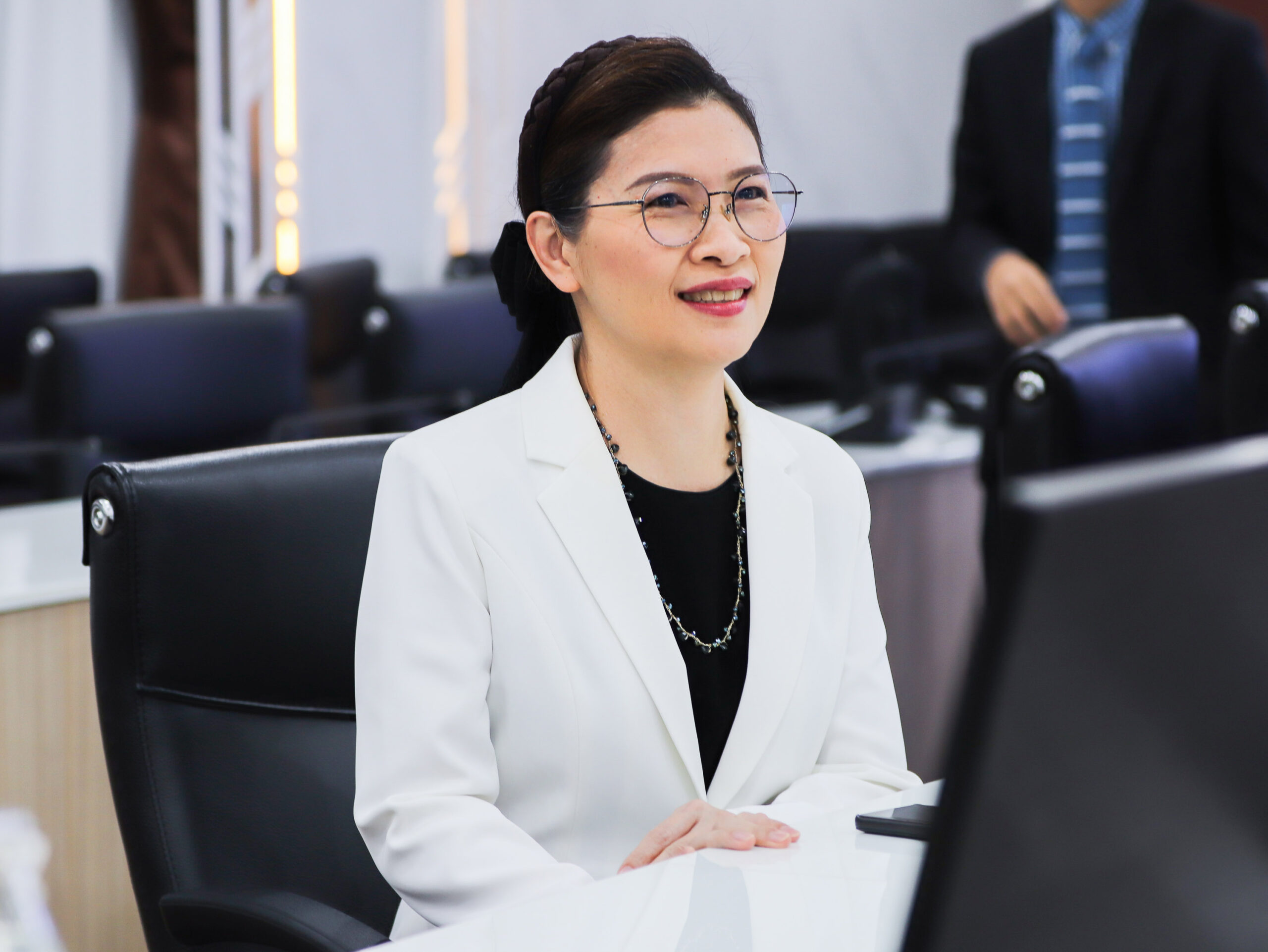 ภาพผู้ช่วยศาสตราจารย์ ดร.เชาวรีย์ อรรถลังรอง ในการประชุม กวทช.