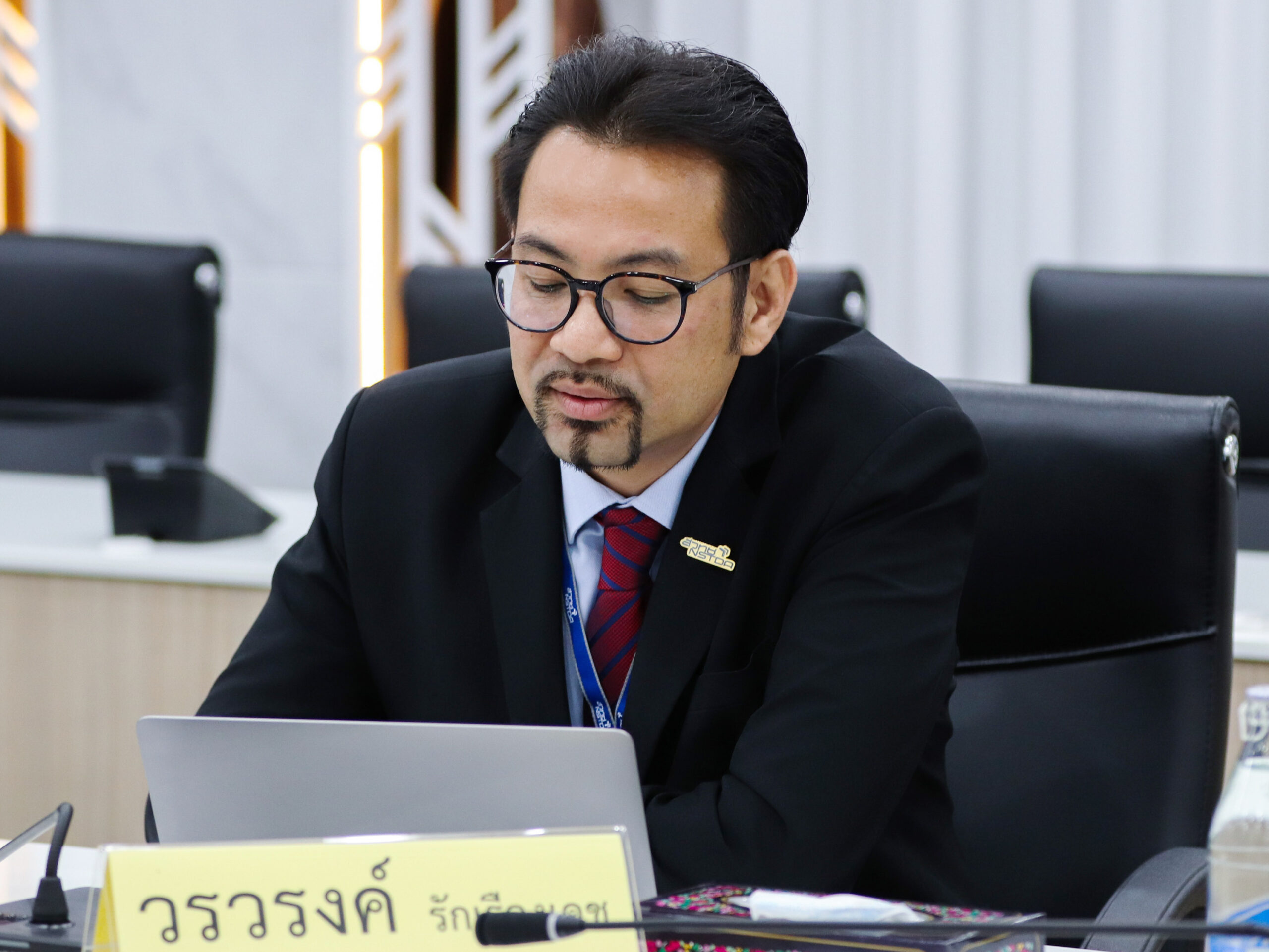 ภาพ ดร.วรวรงค์ รักเรืองเดช ในการประชุม กวทช.