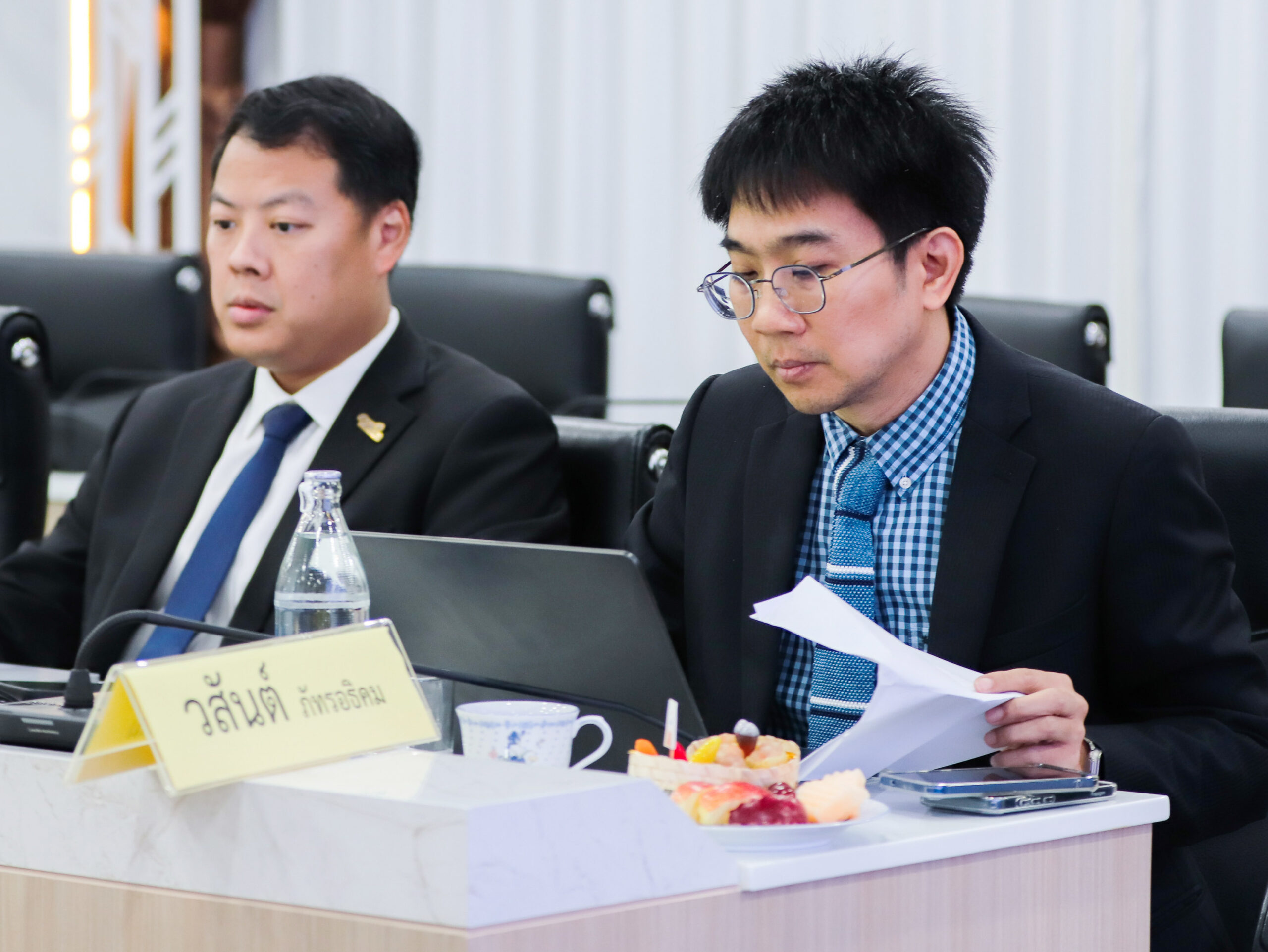 ภาพ ดร.มนัสชัย คุณาเศรษฐ และ ดร.วสันต์ ภัทรอธิคม ในการประชุม กวทช.