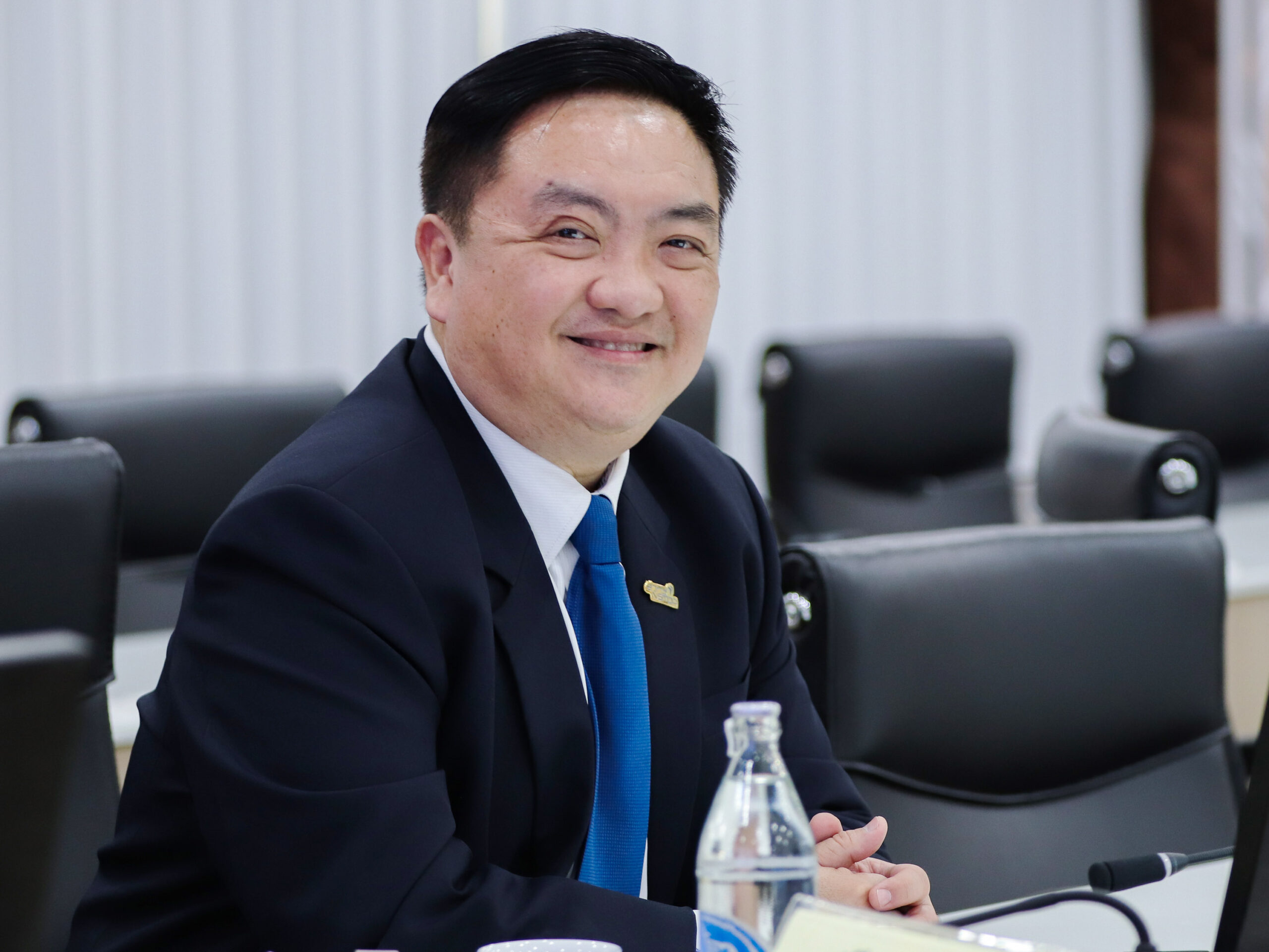 ภาพ ดร.ปวีณ นราเมธกุล ในการประชุม กวทช. 