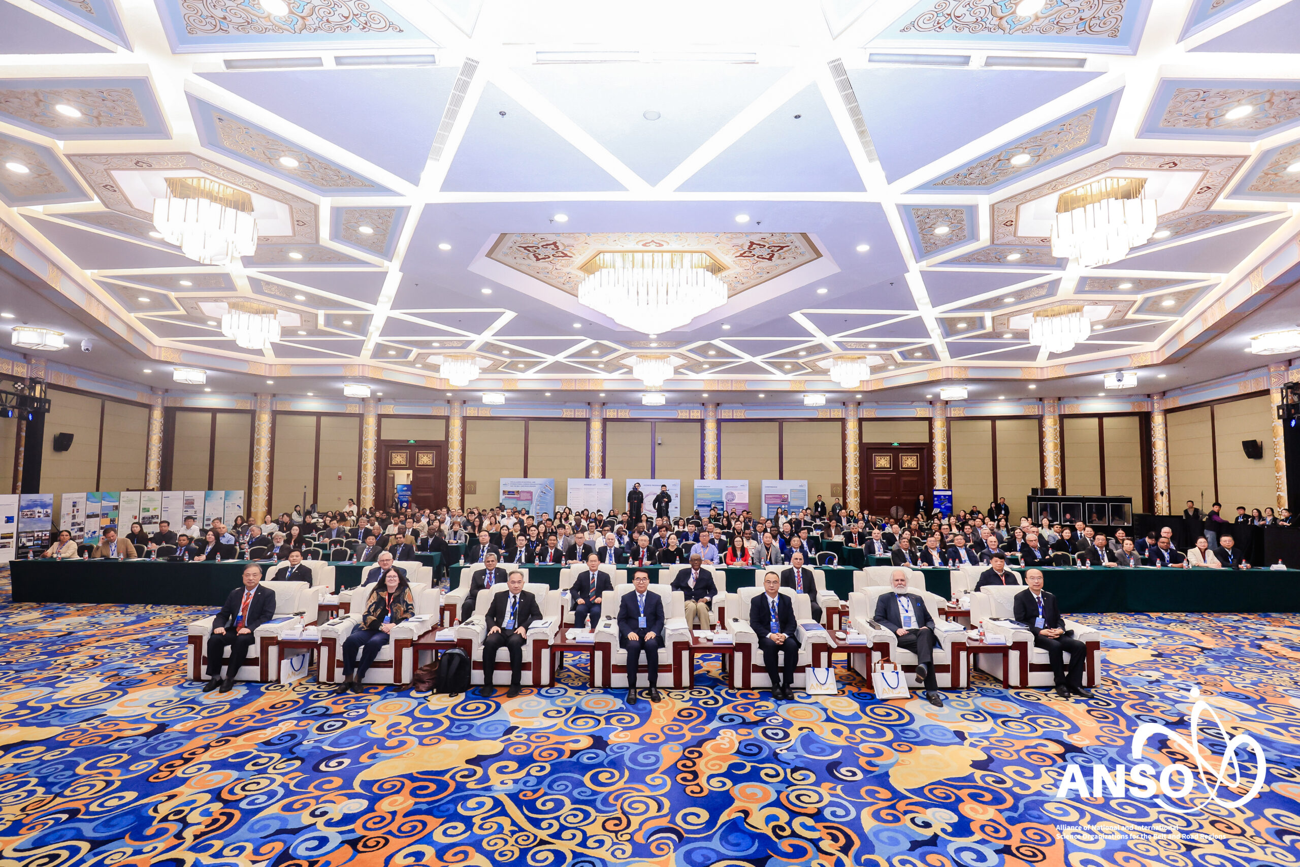 ภาพบรรกาศในห้อง ขนาดกว้าง เห็นผู้บริหารนานาประเทศ กำลังนั่งเก้าอี้ 