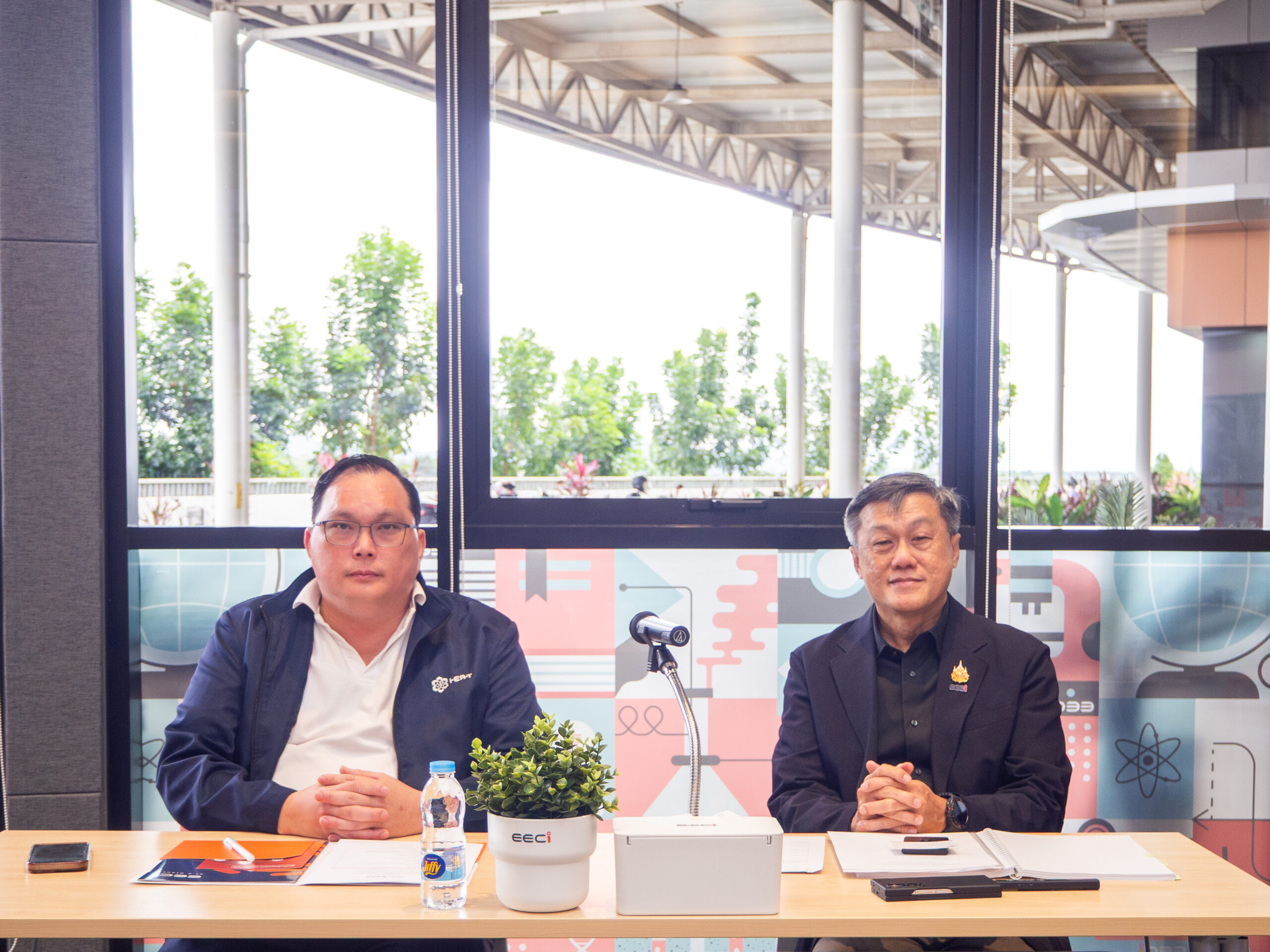 ภาพดร.วุฒิ ด่านกิตติกุล รองผู้อำนวยการ สวทช. ได้บรรยายสรุปการบริหารจัดการและเยี่ยมชมฐานการดำเนินงานของ EECi ในพื้นที่และหน่วยงานวิจัยที่เกี่ยวข้อง 