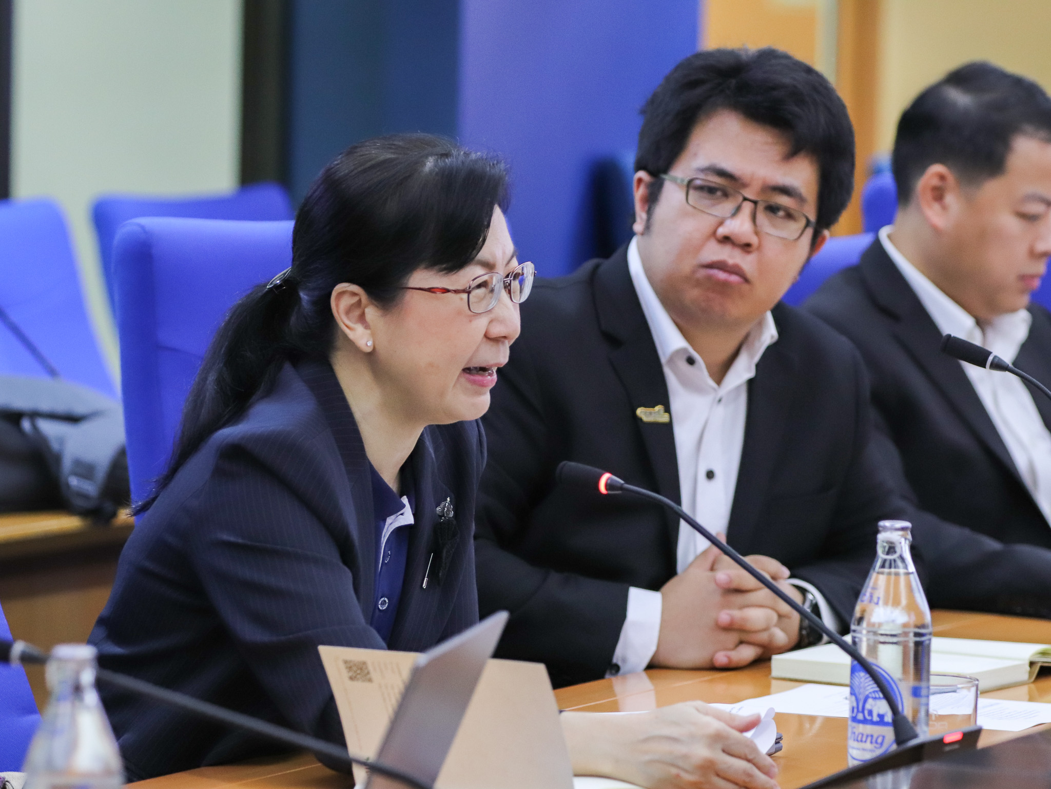 ภาพดร.กัลยา อุดมวิทิต รองผู้อำนวยการ สวทช. กล่าวต้อนรับคณะจากสำนักงานคณะกรรมการพัฒนาระบบราชการ (ก.พ.ร.) ระหว่างการประชุมหารือแนวทางการถือหุ้นหรือร่วมทุนในกิจการขององค์การมหาชน