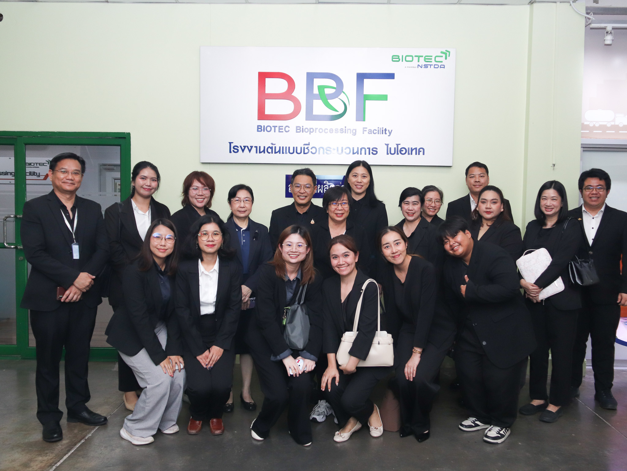 ภาพคณะผู้บริหาร ก.พ.ร. และผู้แทนจาก สวทช. ถ่ายภาพร่วมกันหน้าโรงงานต้นแบบชีวกระบวนการไบโอเทค (BIOTEC Bioprocessing Facility – BBF) ในโอกาสเยี่ยมชมและแลกเปลี่ยนองค์ความรู้ด้านเทคโนโลยีชีวกระบวนการ