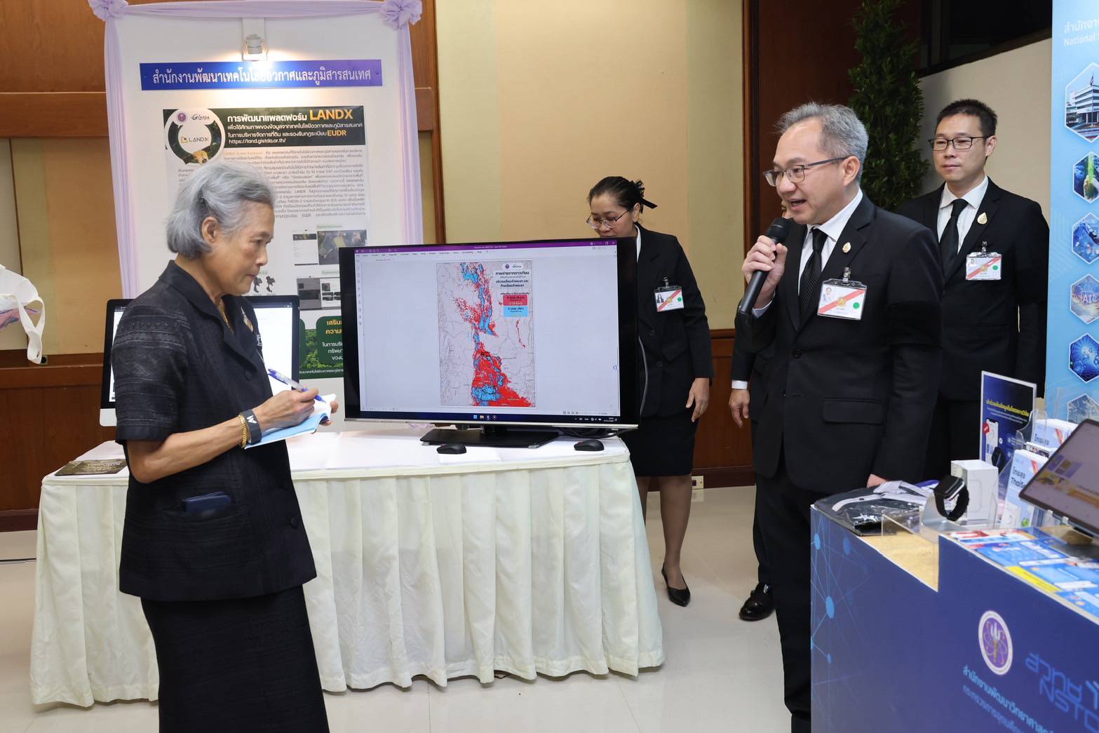 ภาพสมเด็จพระกนิษฐาธิราชเจ้า กรมสมเด็จพระเทพรัตนราชสุดา ฯ สยามบรมราชกุมารี ได้เสด็จพระราชดำเนินไปทรงเปิดงานนิทรรศการฯ และพระราชทานเกียรติบัตรแก่หน่วยงานที่เข้าร่วม ซึ่งในโอกาสนี้ ศาสตราจารย์ ดร.ชูกิจ ลิมปิจำนงค์ ผู้อำนวยการ สวทช. ได้เข้ารับพระราชทานเกียรติบัตร