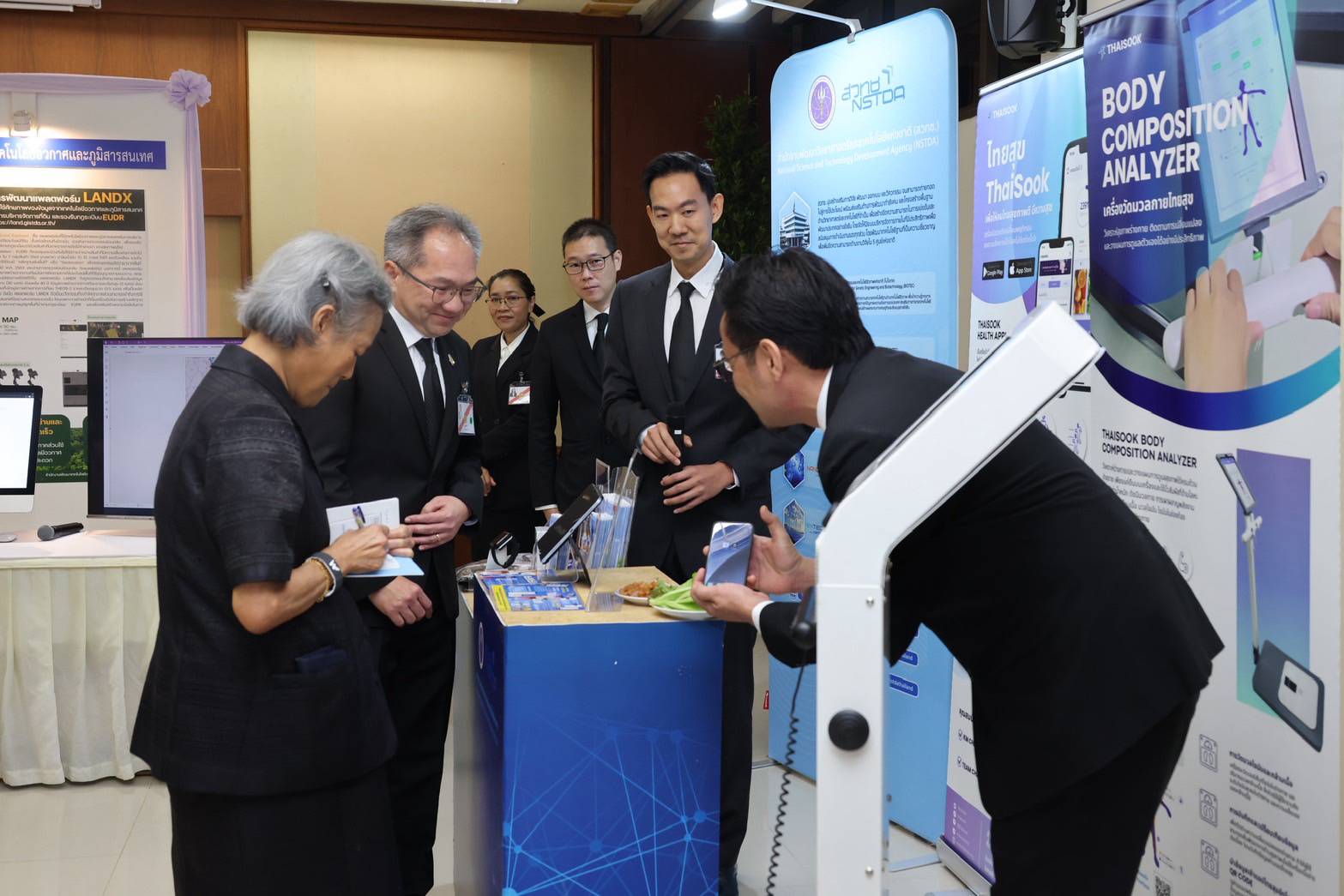ภาพสมเด็จพระกนิษฐาธิราชเจ้า กรมสมเด็จพระเทพรัตนราชสุดา ฯ สยามบรมราชกุมารี ได้เสด็จพระราชดำเนินไปทรงเปิดงานนิทรรศการฯ และพระราชทานเกียรติบัตรแก่หน่วยงานที่เข้าร่วม ซึ่งในโอกาสนี้ ศาสตราจารย์ ดร.ชูกิจ ลิมปิจำนงค์ ผู้อำนวยการ สวทช. ได้เข้ารับพระราชทานเกียรติบัตร