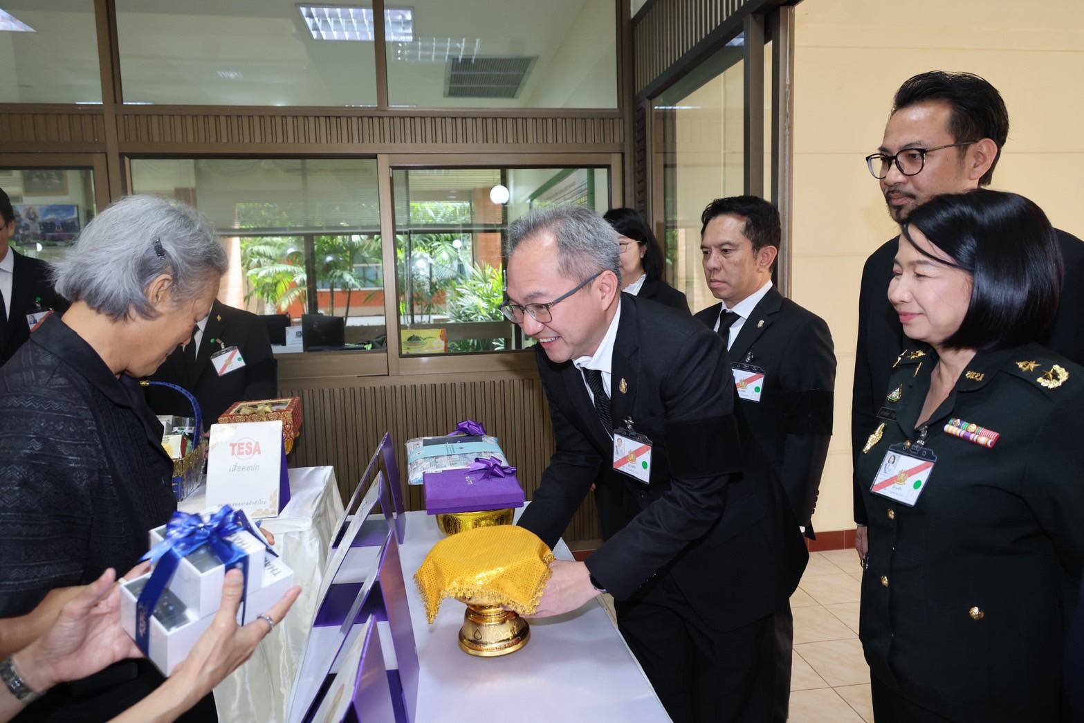 ภาพสมเด็จพระกนิษฐาธิราชเจ้า กรมสมเด็จพระเทพรัตนราชสุดา ฯ สยามบรมราชกุมารี ได้เสด็จพระราชดำเนินไปทรงเปิดงานนิทรรศการฯ และพระราชทานเกียรติบัตรแก่หน่วยงานที่เข้าร่วม ซึ่งในโอกาสนี้ ศาสตราจารย์ ดร.ชูกิจ ลิมปิจำนงค์ ผู้อำนวยการ สวทช. ได้เข้ารับพระราชทานเกียรติบัตร