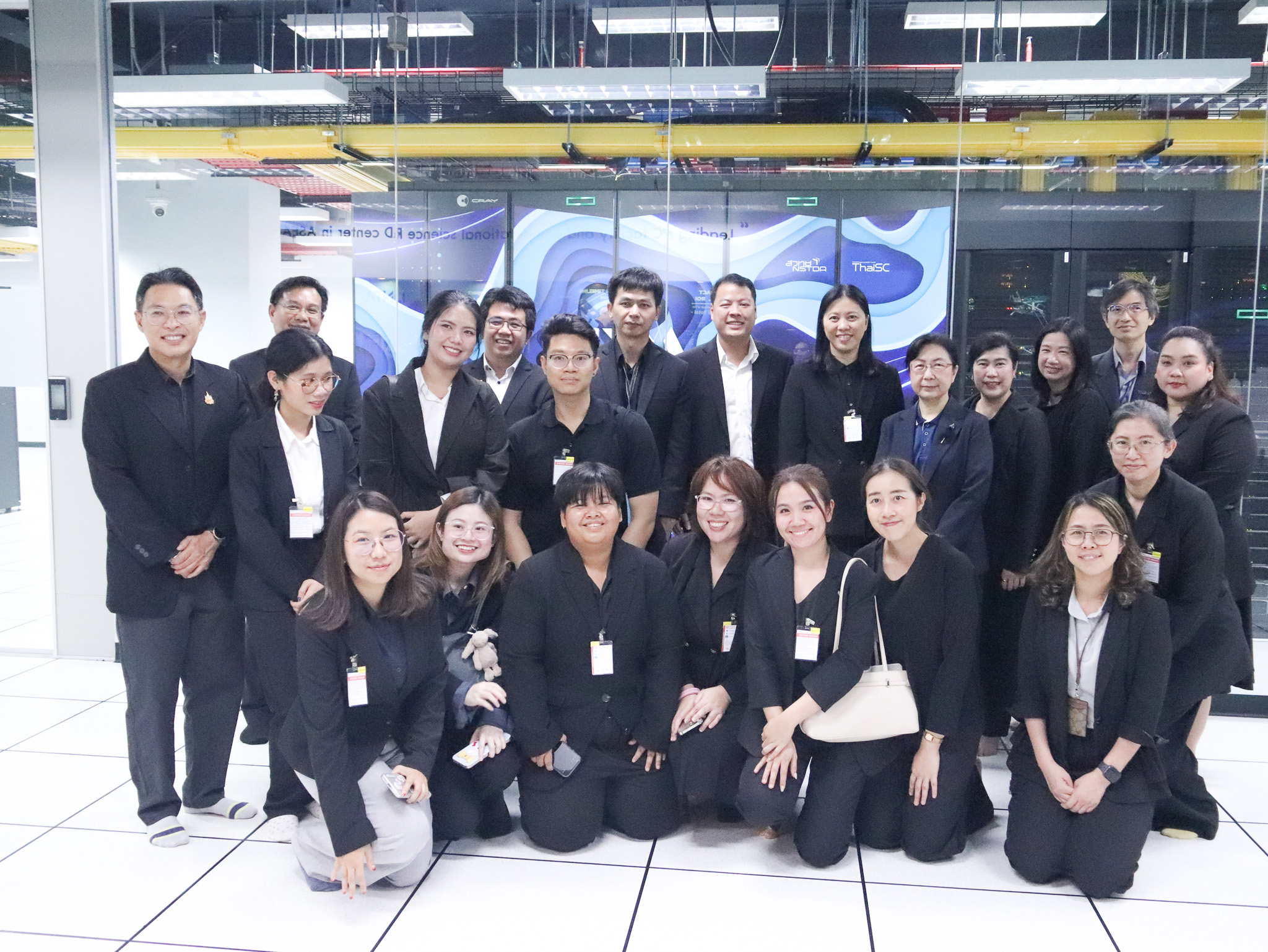 าพคณะผู้บริหาร ก.พ.ร. และทีมงาน สวทช. ถ่ายภาพร่วมกันภายในศูนย์ทรัพยากรคอมพิวเตอร์เพื่อการคำนวณขั้นสูง (NSTDA Supercomputer Center – ThaiSC) ในโอกาสเยี่ยมชมและศึกษาการใช้เทคโนโลยีซูเปอร์คอมพิวเตอร์เพื่อการวิจัย