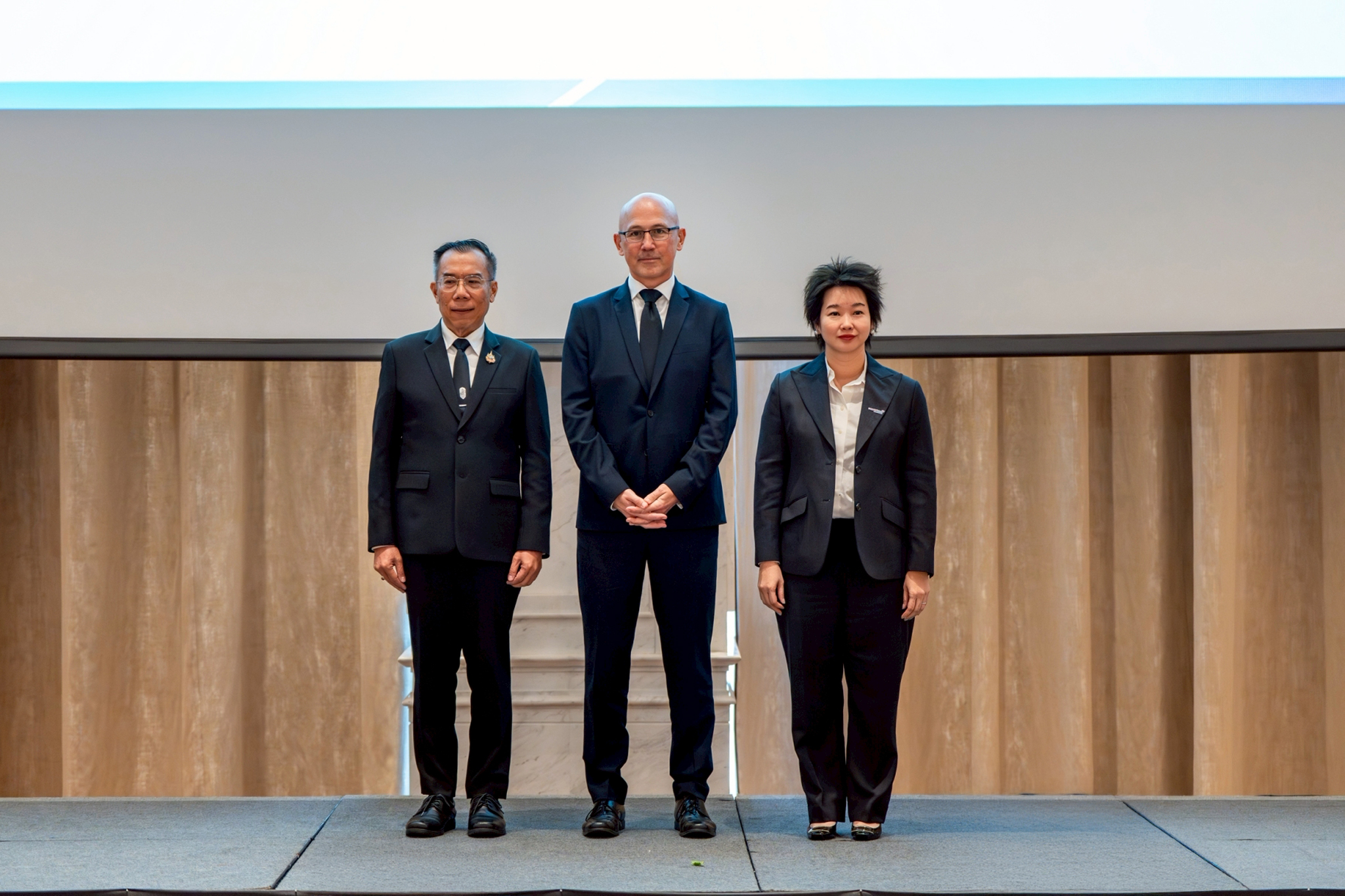 ภาพผู้บรรยายภาพถ่ายภาพรวมบนเวที