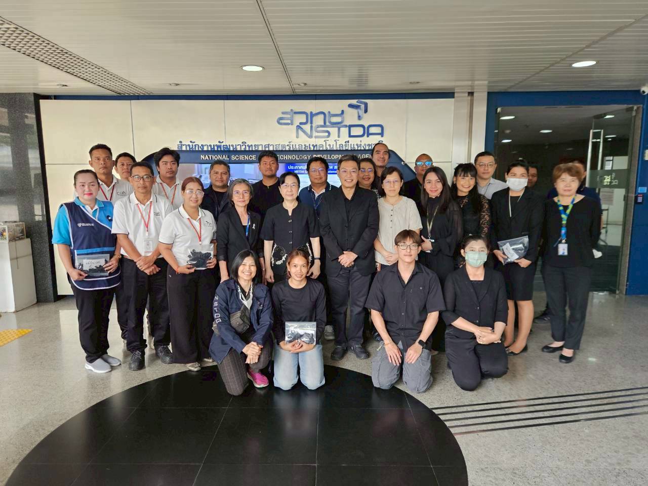 ภาพหมู่พิธีมอบริบบิ้นให้ทีมสนับสนุนการทำงาน และโรงพยาบาลธรรมศาสตร์เฉลิมพระเกียรติ 