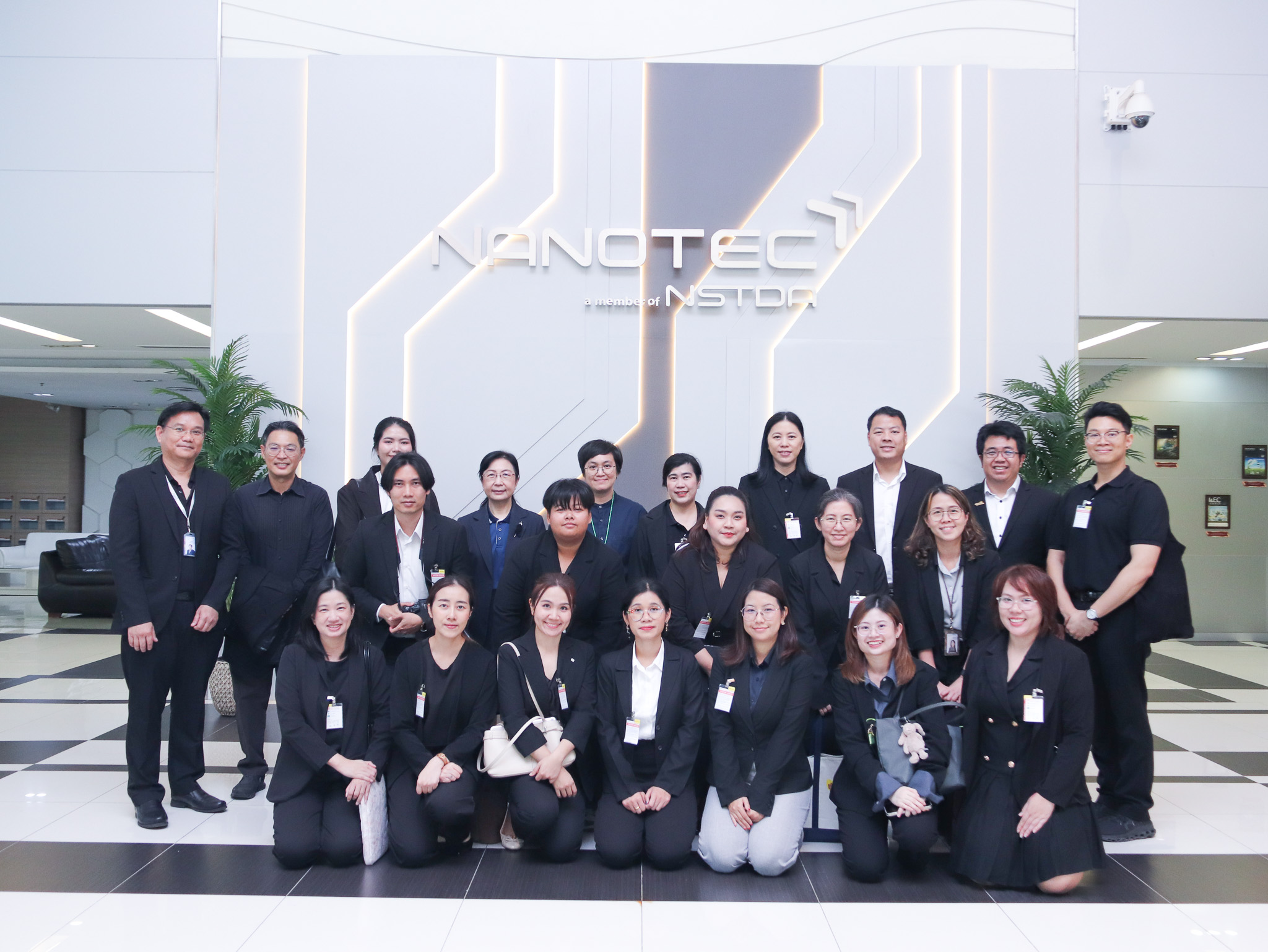 ภาพคณะผู้บริหาร ก.พ.ร. และ สวทช. ถ่ายภาพร่วมกันหน้าอาคารศูนย์นาโนเทคโนโลยีแห่งชาติ (NANOTEC) ในโอกาสเยี่ยมชมและแลกเปลี่ยนองค์ความรู้ด้านวิจัยและนวัตกรรม