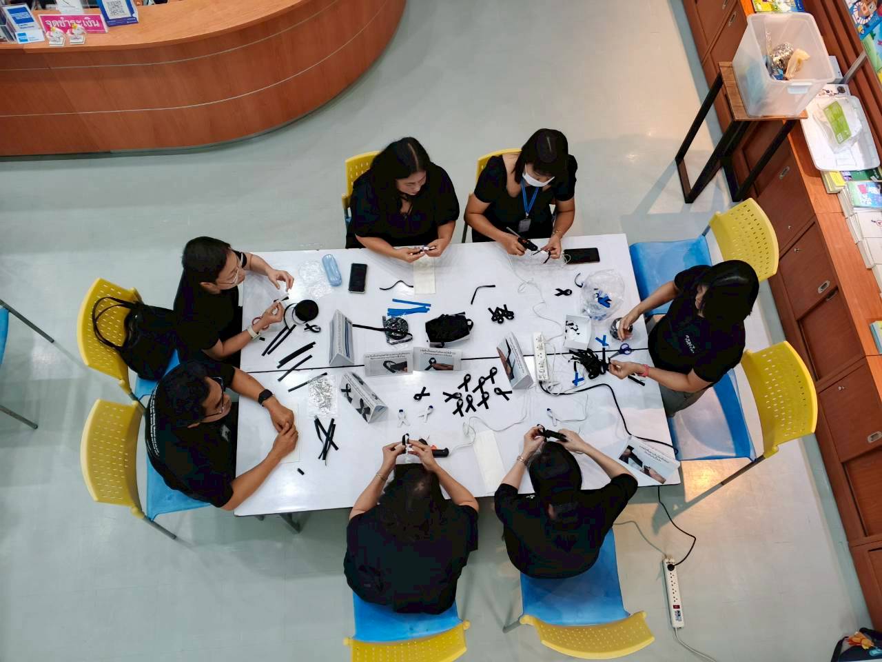 ภาพผู้บริหารและพนักงาน สวทช. ร่วมกันทำริบบิ้นถวายความอาลัย