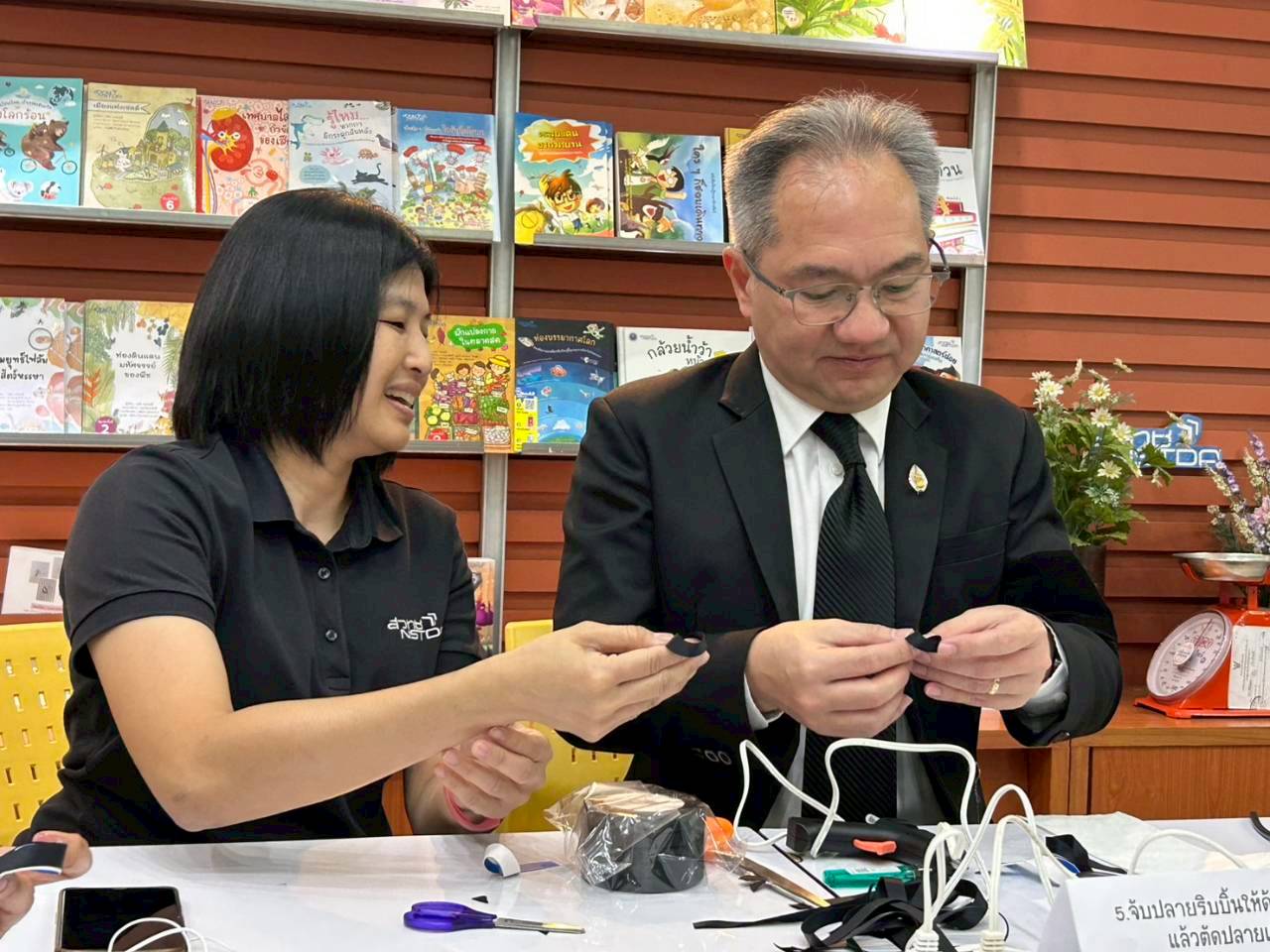 ภาพผู้บริหารและพนักงาน สวทช. ร่วมกันทำริบบิ้นถวายความอาลัย