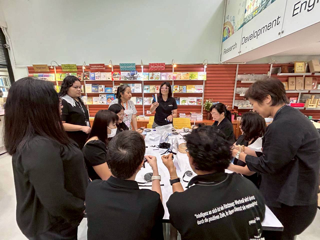 ภาพผู้บริหารและพนักงาน สวทช. ร่วมกันทำริบบิ้นถวายความอาลัย