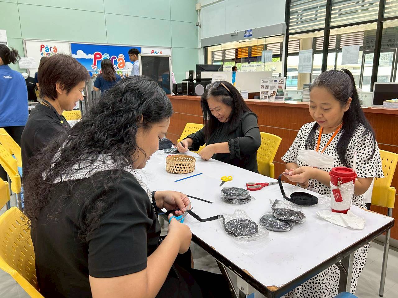 ภาพผู้บริหารและพนักงาน สวทช. ร่วมกันทำริบบิ้นถวายความอาลัย