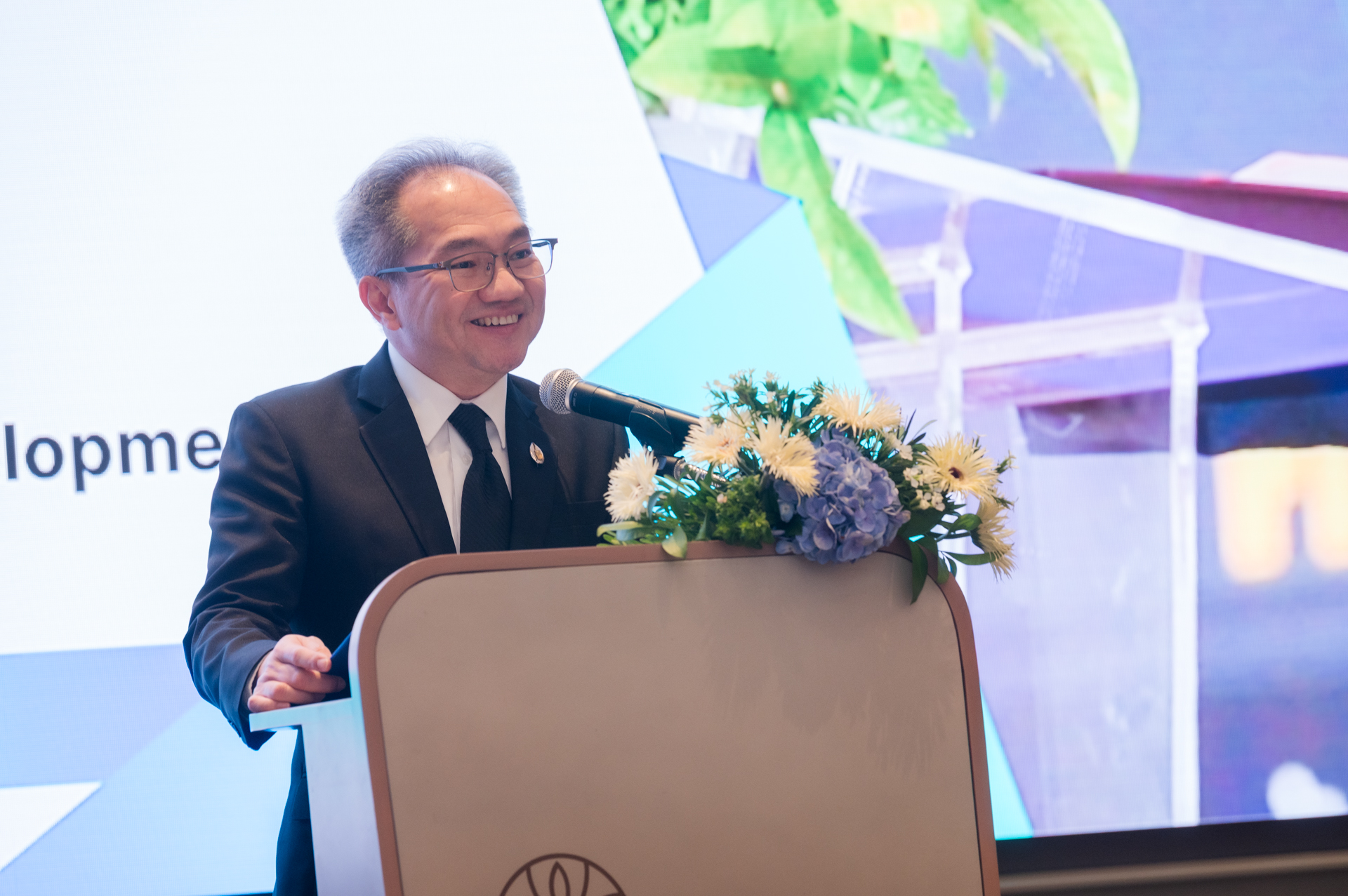 ภาพศาสตราจารย์ ดร.ชูกิจ ลิมปิจำนงค์ ผู้อำนวยการสำนักงานพัฒนาวิทยาศาสตร์และเทคโนโลยีแห่งชาติ (สวทช.) ร่วมเปิดงานและกล่าวต้อนรับในงานสัมมนาเชิงปฏิบัติการ “UK–Thailand Technical Exchange Workshop: Towards a National Roadmap on Carbon Capture, Utilization, and Storage”