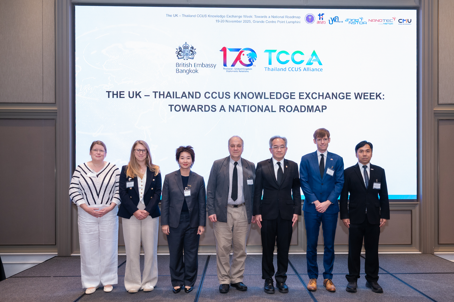 ภาพหมู่ผู้ร่วมงานเวทีความร่วมมือ CCUS โดย สวทช. TCCA และสถานทูตอังกฤษประจำประเทศไทย