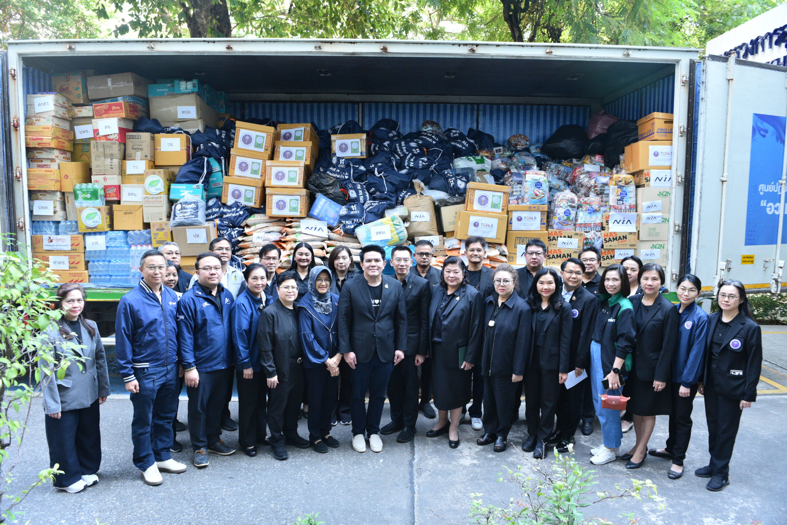 ภาพคณะผู้บริหารและเจ้าหน้าที่กระทรวง อว. ยืนหน้ารถบรรทุกบรรจุสิ่งของบริจาคจำนวนมากสำหรับช่วยเหลือผู้ประสบภัยน้ำท่วม