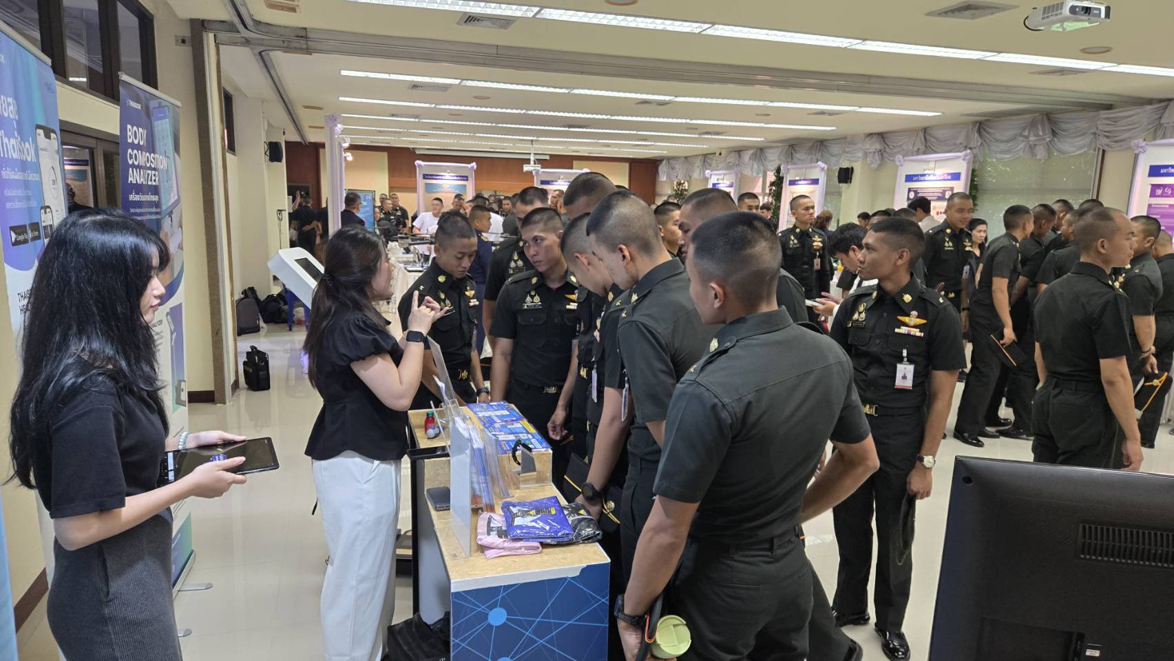 ภาพสมเด็จพระกนิษฐาธิราชเจ้า กรมสมเด็จพระเทพรัตนราชสุดา ฯ สยามบรมราชกุมารี ทรงเสด็จพระราชดำเนินทอดพระเนตรนิทรรศการผลงานทางวิชาการต่าง ๆ
