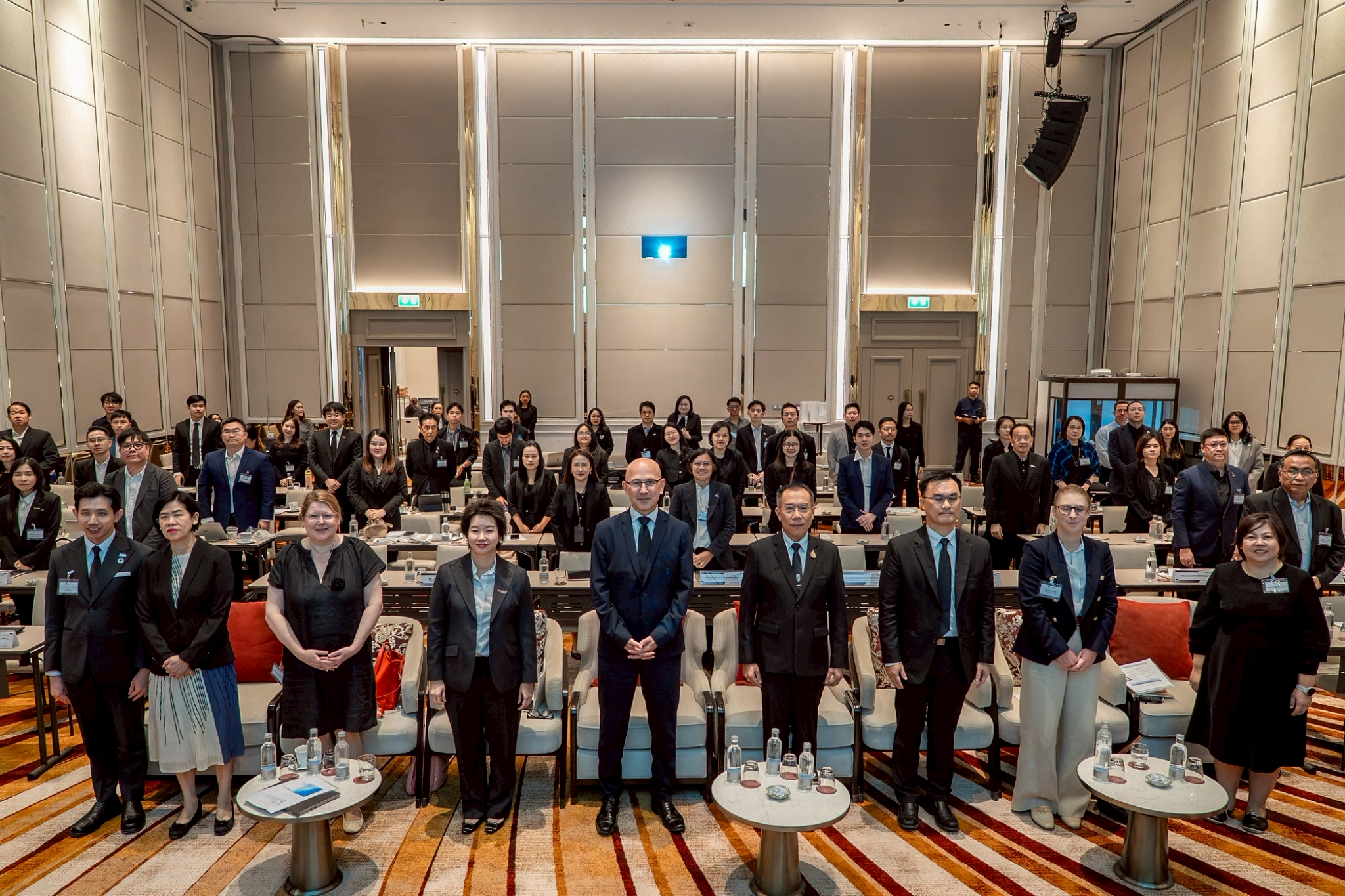 ภาพหมู่ผู้ร่วมงาน