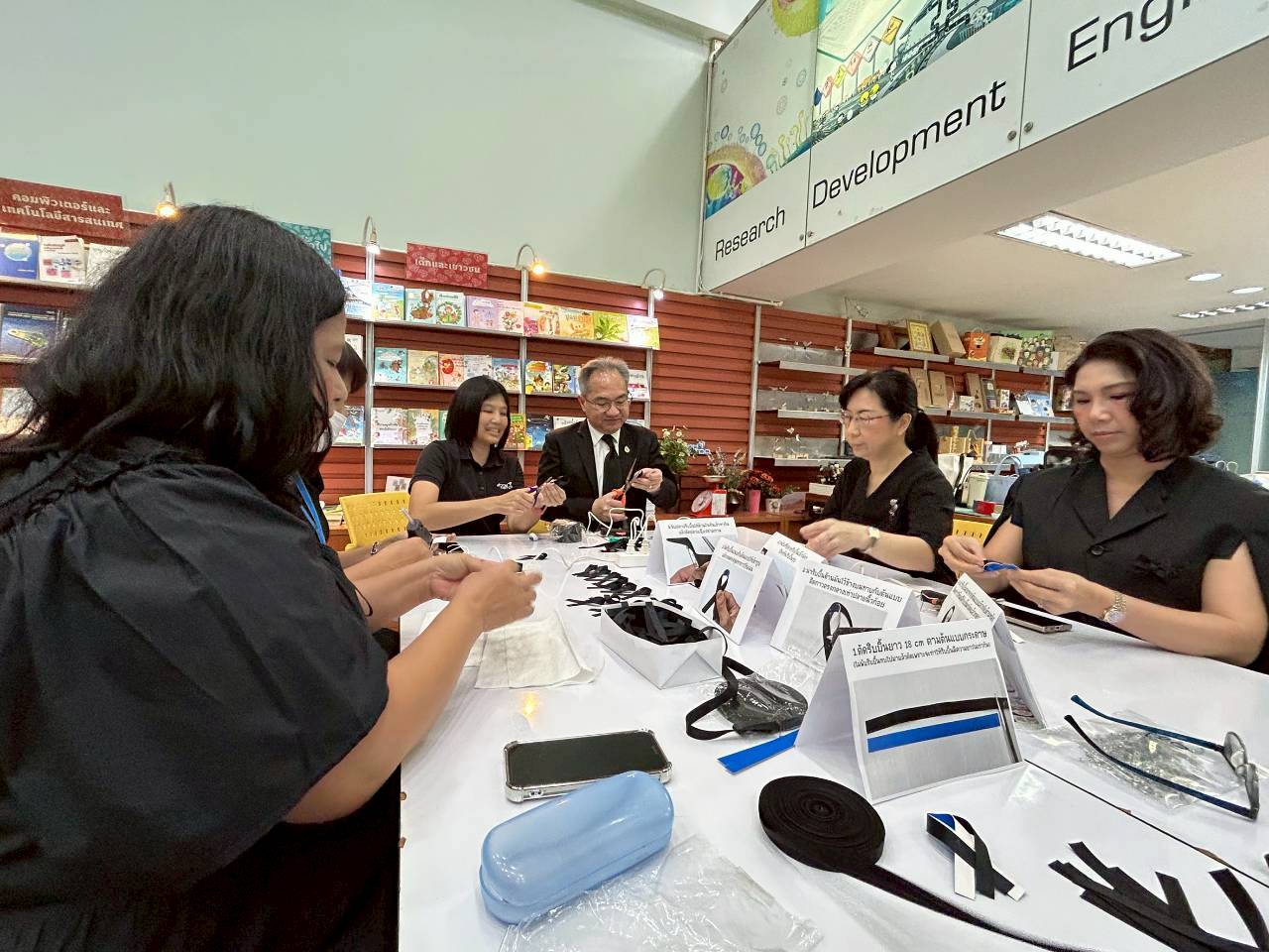 ภาพผู้บริหารและพนักงาน สวทช. ร่วมกันทำริบบิ้นถวายความอาลัย