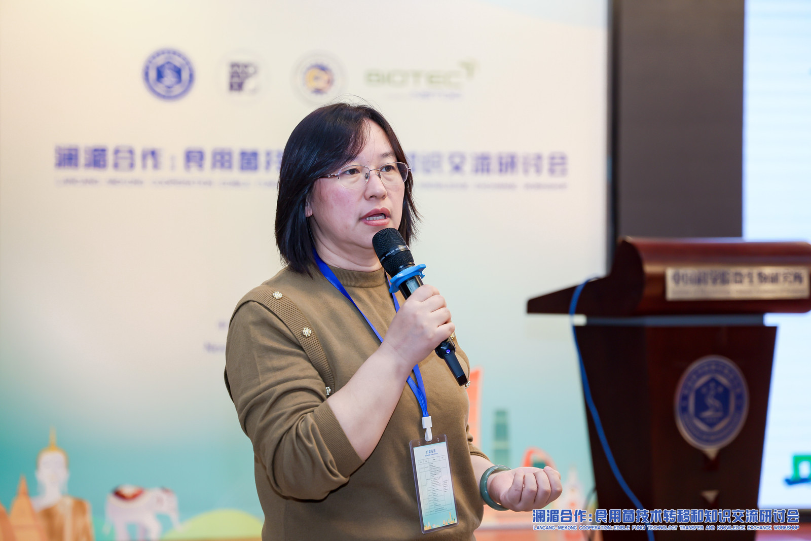 ภาพ Prof. Dr. Rui-Lin Zhao ผู้เชี่ยวชาญจาก IMCAS บรรยาย