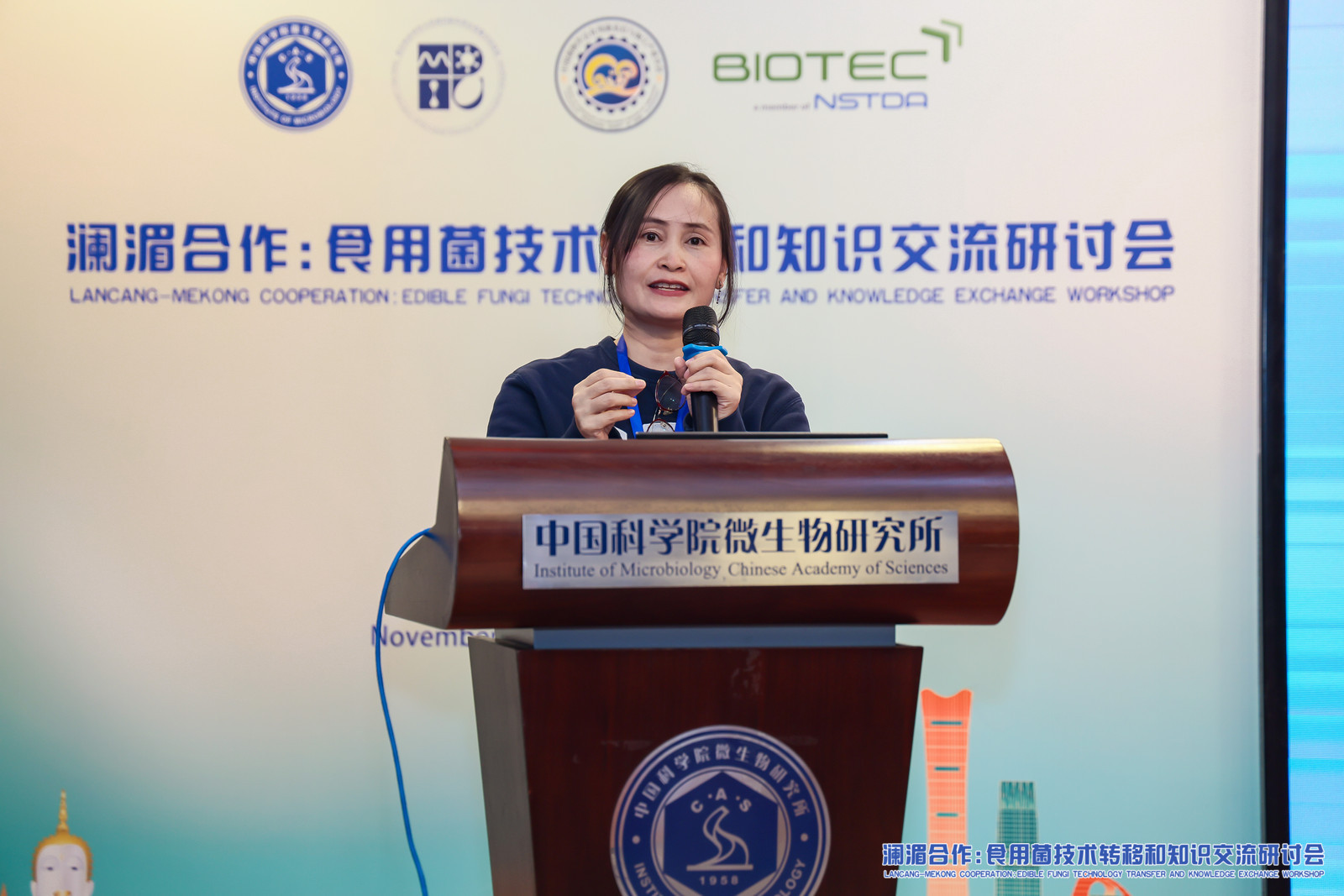 ภาพ ดร.อัมพวา ปินเรือน นักวิจัยไบโอเทค บรรยาย