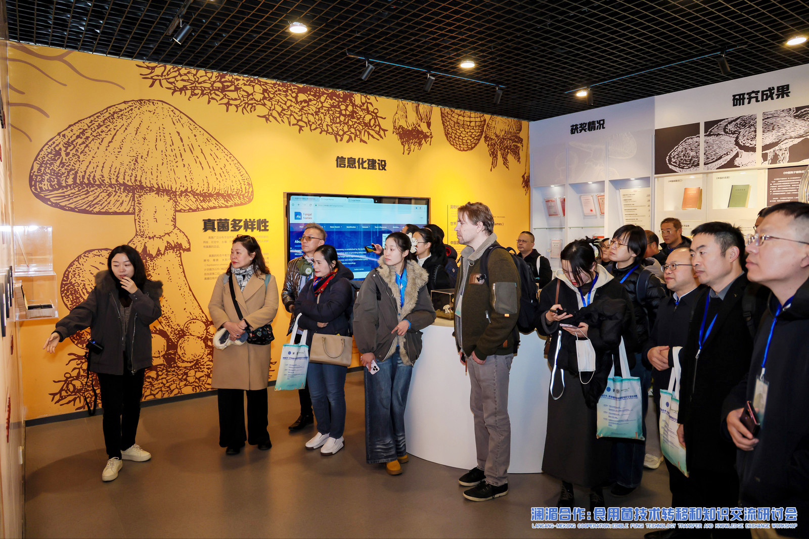 ภาพผู้เข้าร่วมอบรมกำลังเยี่ยมชม IMCAS