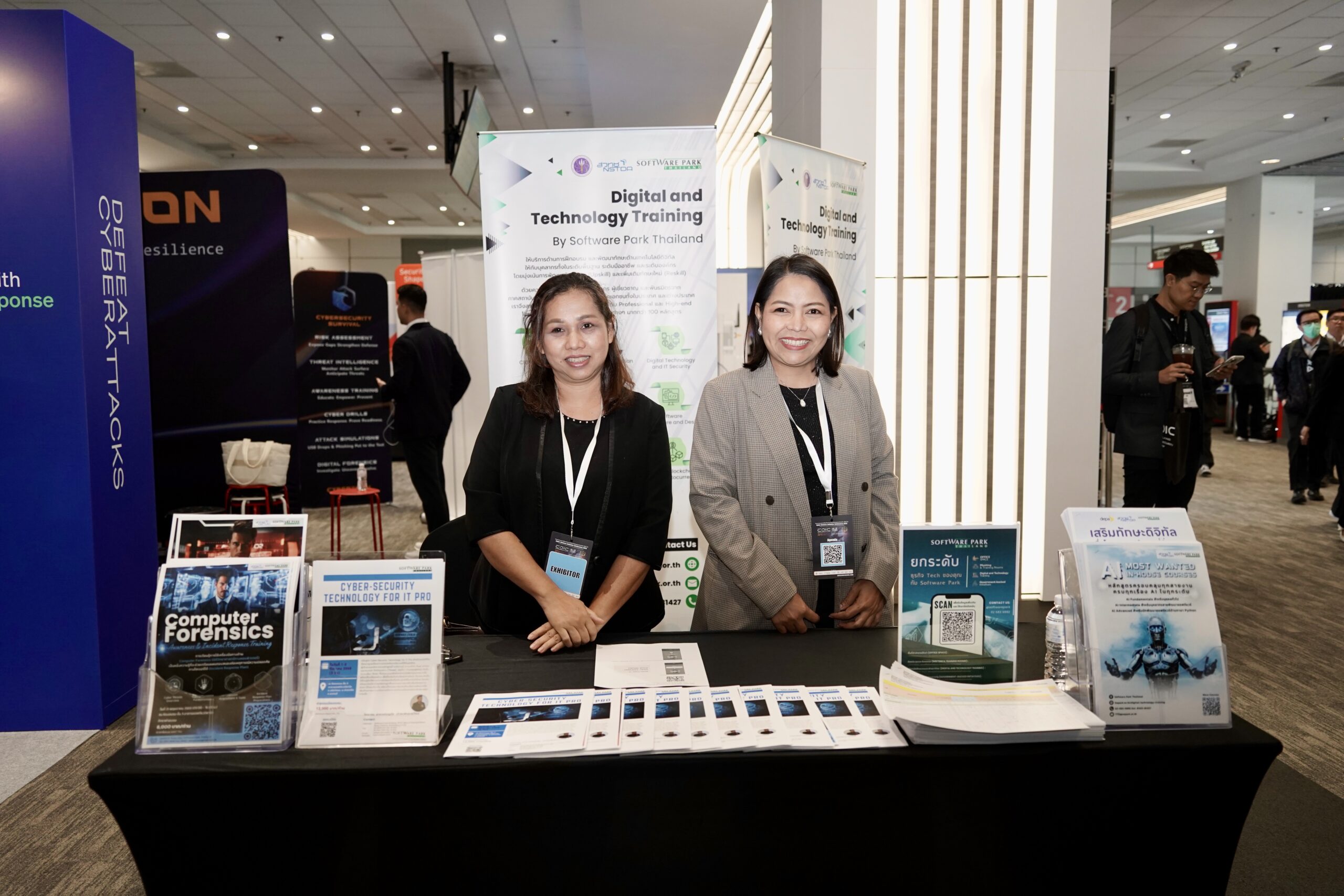 ภาพ เจ้าหน้าที่จาก Software Park Thailand ประจำบูธแสดงหลักสูตรฝึกอบรมด้านดิจิทัลและเทคโนโลยี ภายในงาน CDIC 2025 ณ ศูนย์ประชุมไบเทค บางนา