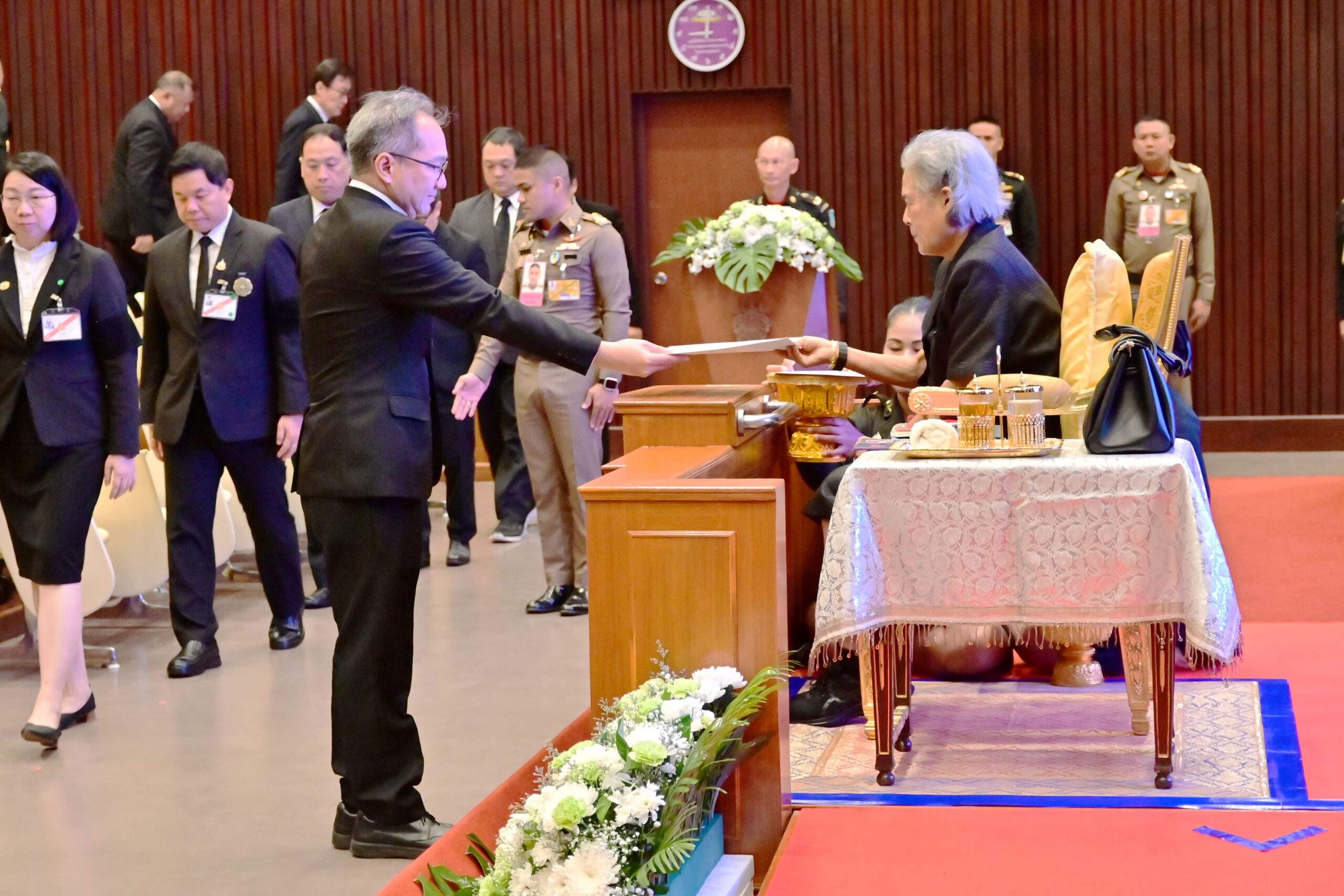ภาพศาสตราจารย์ ดร.ชูกิจ ลิมปิจำนงค์ ผู้อำนวยการ สวทช. ได้เข้ารับพระราชทานเกียรติบัตร