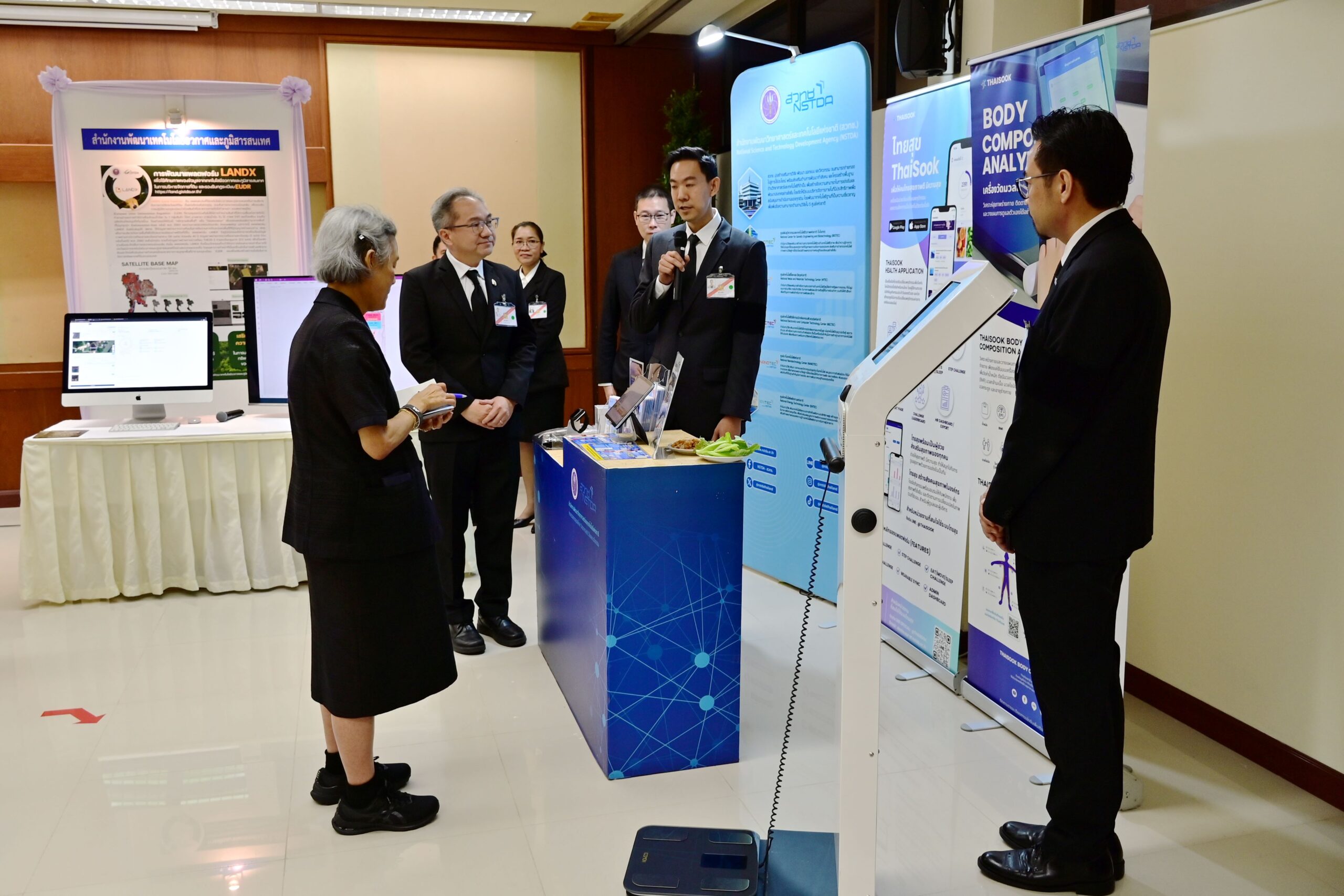 ภาพสมเด็จพระกนิษฐาธิราชเจ้า กรมสมเด็จพระเทพรัตนราชสุดา ฯ สยามบรมราชกุมารี ทรงเสด็จพระราชดำเนินทอดพระเนตรนิทรรศการผลงานทางวิชาการต่าง ๆ โดยที่บูธนิทรรศการของ สวทช. คณะผู้บริหารและนักวิจัยได้เฝ้ารับเสด็จอย่างพร้อมเพรียง นำโดย ศาสตราจารย์ ดร.ชูกิจ ลิมปิจำนงค์ ผู้อำนวยการ สวทช., ดร.วรวรงค์ รักเรืองเดช รองผู้อำนวยการ สวทช.