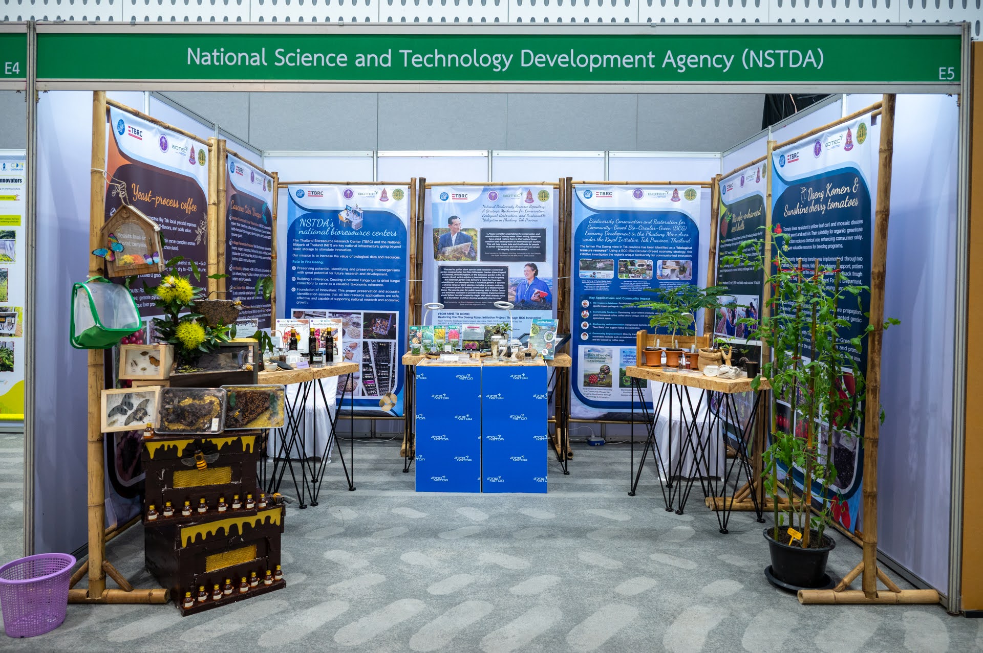 ภาพไบโอเทค สวทช. โดย ศูนย์ชีววัสดุประเทศไทย หรือ TBRC ซึ่งเป็นคลังทรัพยากรชีวภาพแห่งชาติ และธนาคารทรัพยากรชีวภาพแห่งชาติ (NBT) เป็นโครงสร้างพื้นฐานสำคัญที่สนับสนุนการอนุรักษ์และจัดเก็บตัวอย่างชีวภาพระยะยาว ร่วมนำผลงานวิจัยมาจัดแสดง