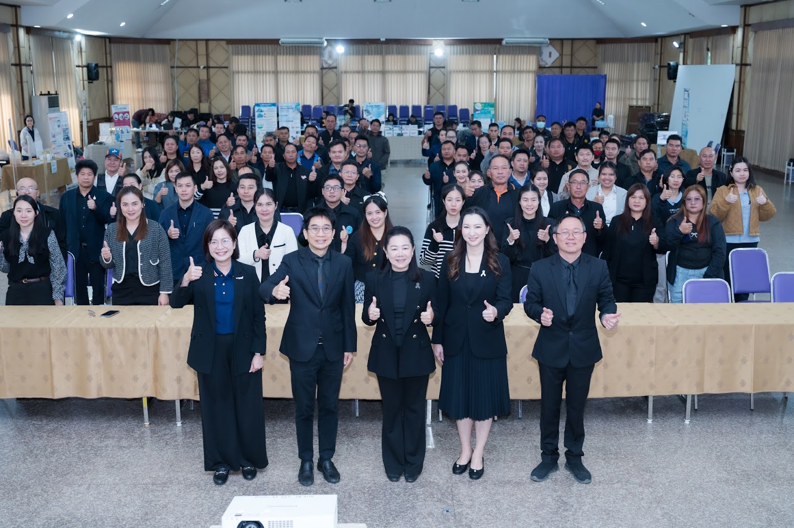 ภาพหมู่บนเวที ผู้บริหารและผู้ร่วมงานสวทช. ผนึกกำลัง อบจ.เชียงราย บูรณาการ 'คลินิกน้ำ-Traffy Fondue' สร้าง “สายสืบน้ำ” แบบเจอ แจ้ง จบ