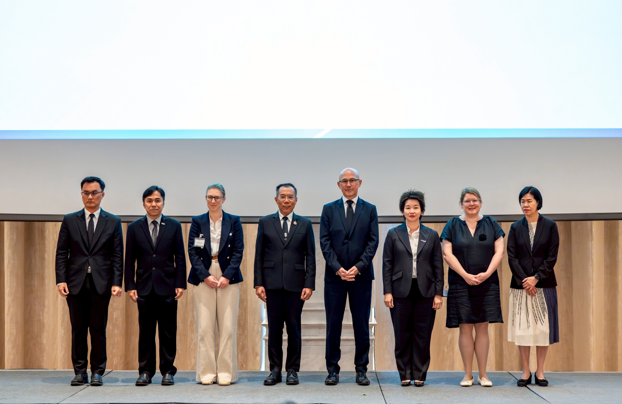 ภาพหมู่บนเวทีงานสวทช. และ TCCA ร่วมกับสถานทูตอังกฤษประจำประเทศไทย ผสานความร่วมมือด้านเทคโนโลยีการดักจับ การใช้ประโยชน์ และการกักเก็บคาร์บอน (CCUS) หนุนยุทธศาสตร์ชาติด้านพลังงาน