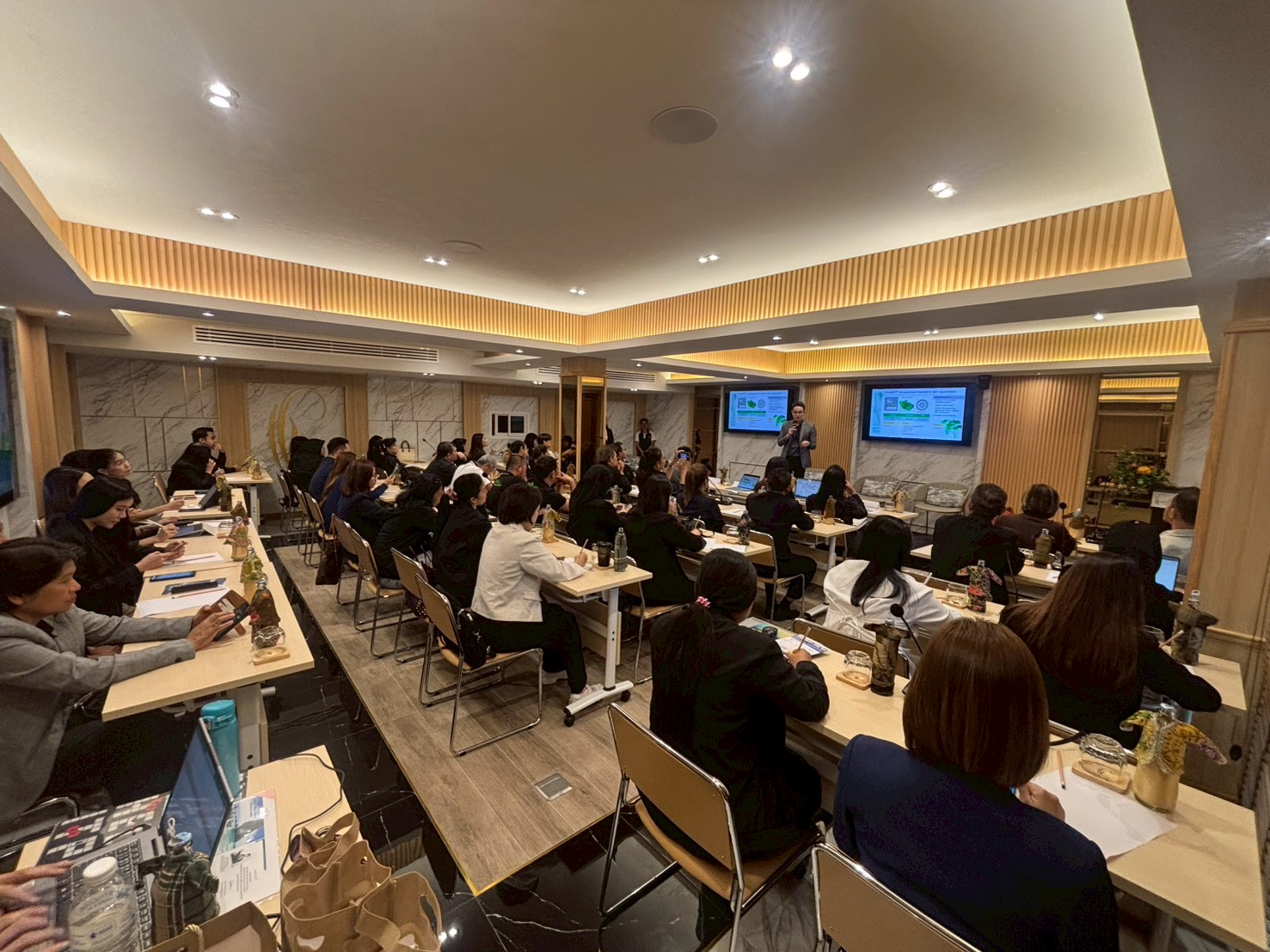 ภาพผู้บริหารสวทช. ร่วมเปิดงานนวัตกรรมสมุนไพรที่จังหวัดกระบี่