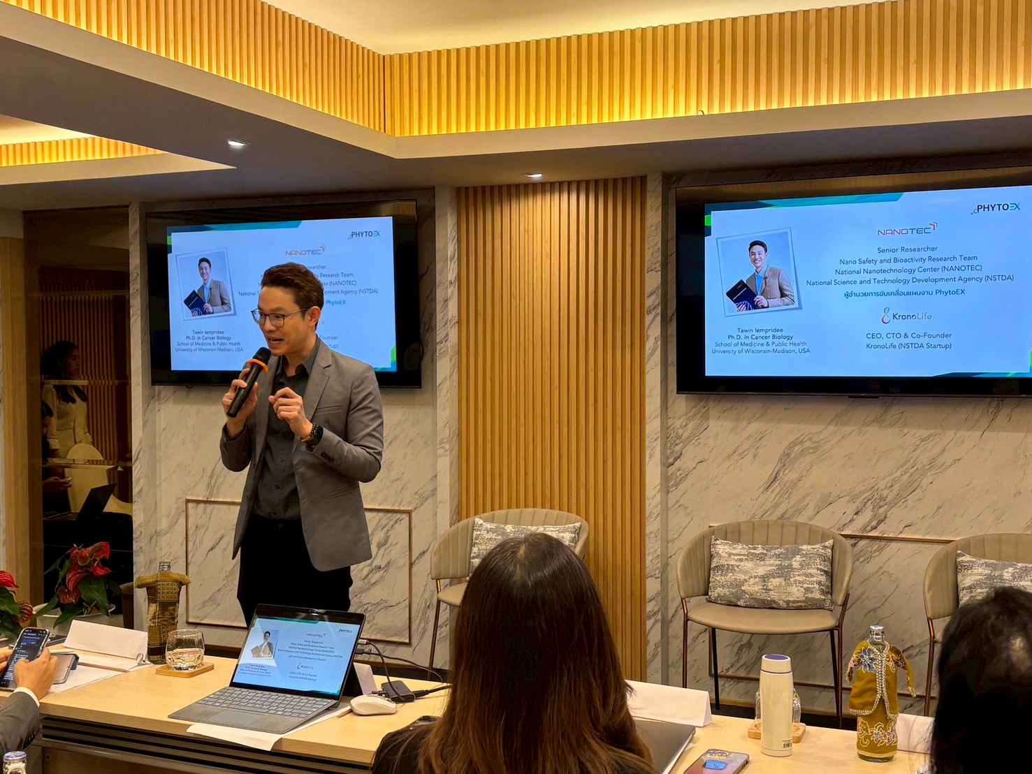 ภาพผู้บริหารสวทช. ร่วมเปิดงานนวัตกรรมสมุนไพรที่จังหวัดกระบี่