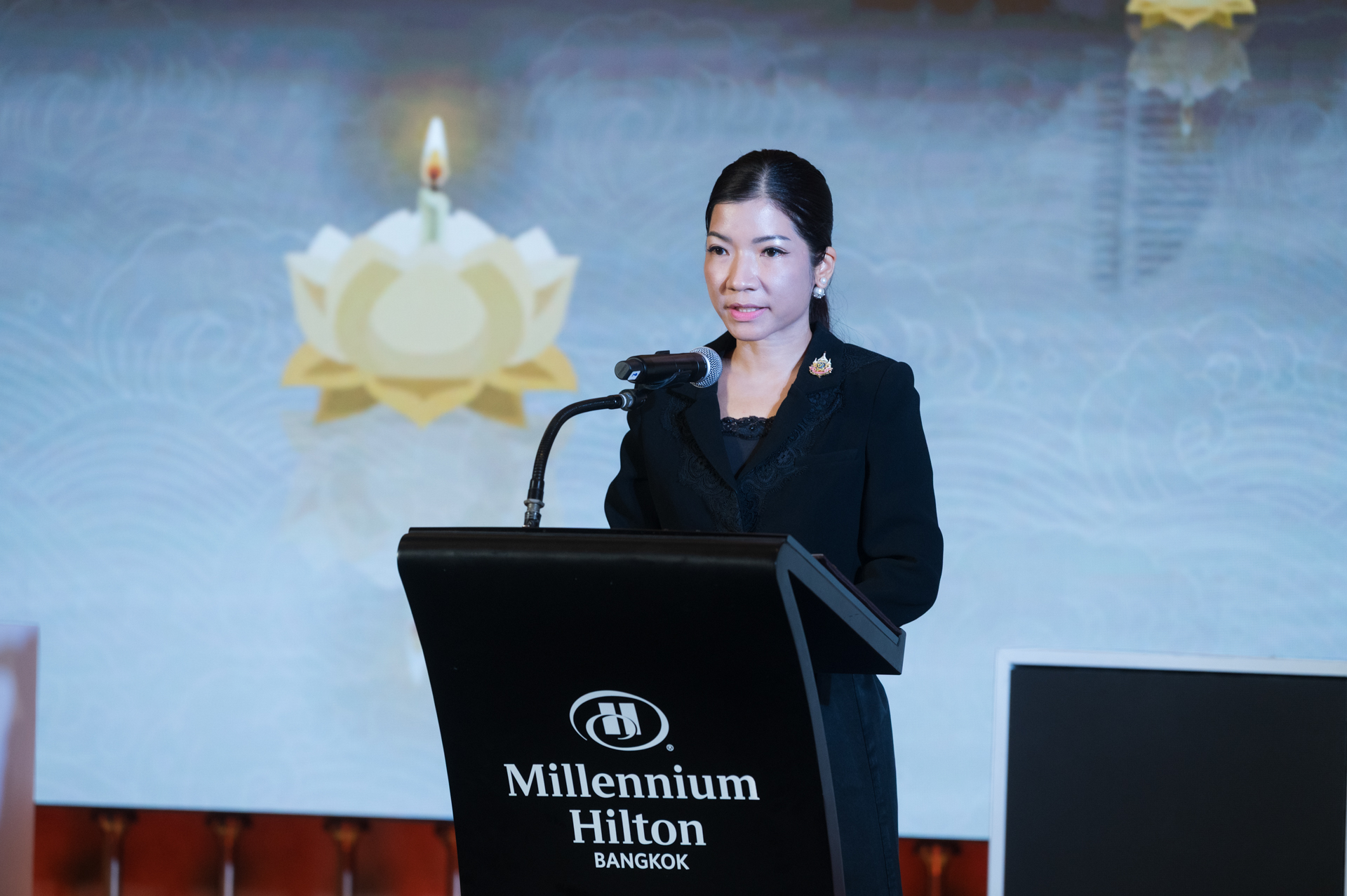 ภาพ นางสาวพิมพ์พร กำลังกล่าว ที่โพสเดียม