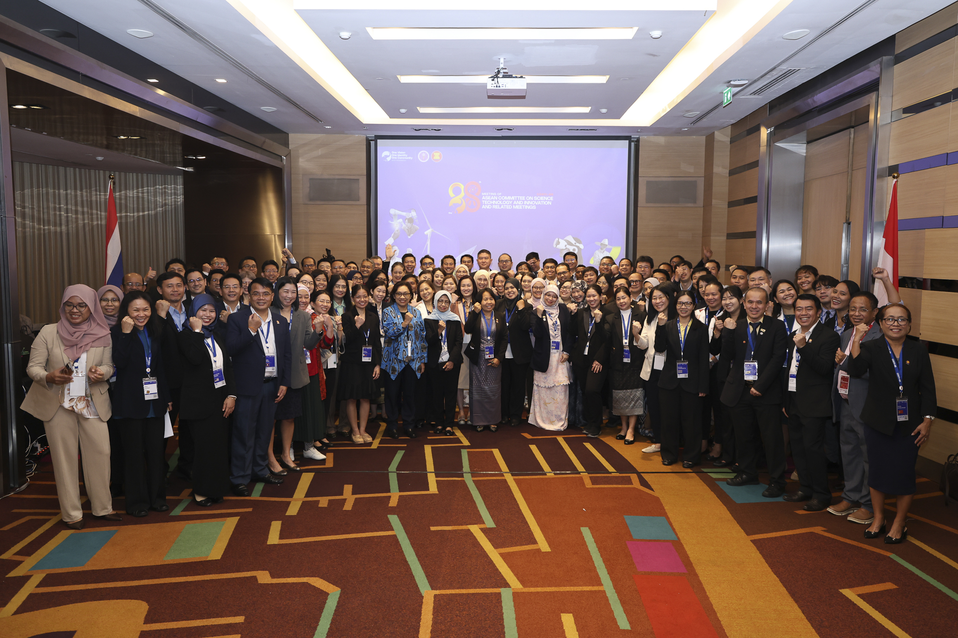 ภาพผู้แทนจากประเทศสมาชิกอาเซียนทั้งหมดถ่ายภาพร่วมกัน