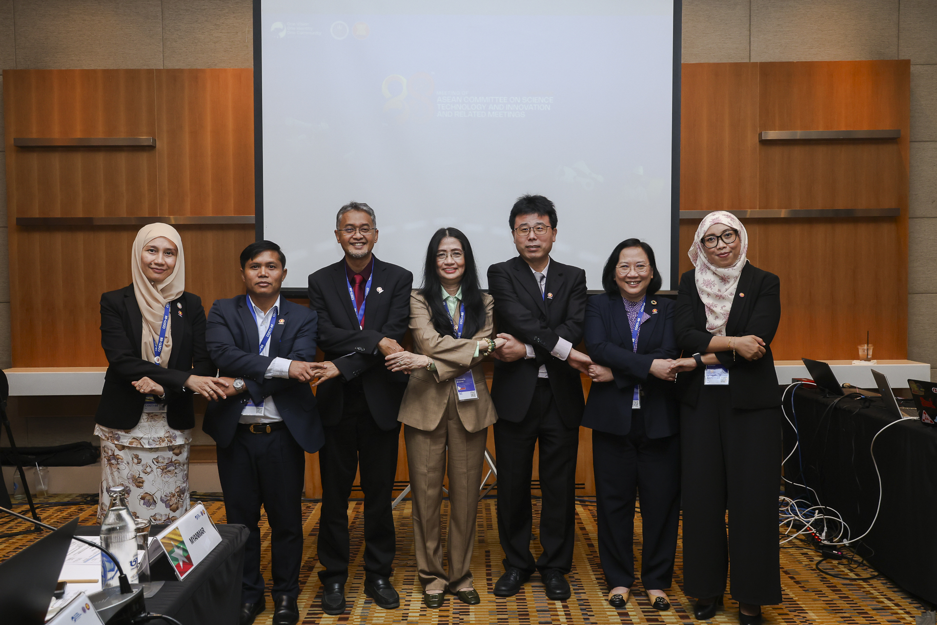 ภาพผู้แทนประเทศสมาชิกอาเซียนร่วมจับมือแสดงความร่วมมือด้านวิทยาศาสตร์ เทคโนโลยี และนวัตกรรม ในการประชุม ASEAN COSTI ครั้งที่ 88