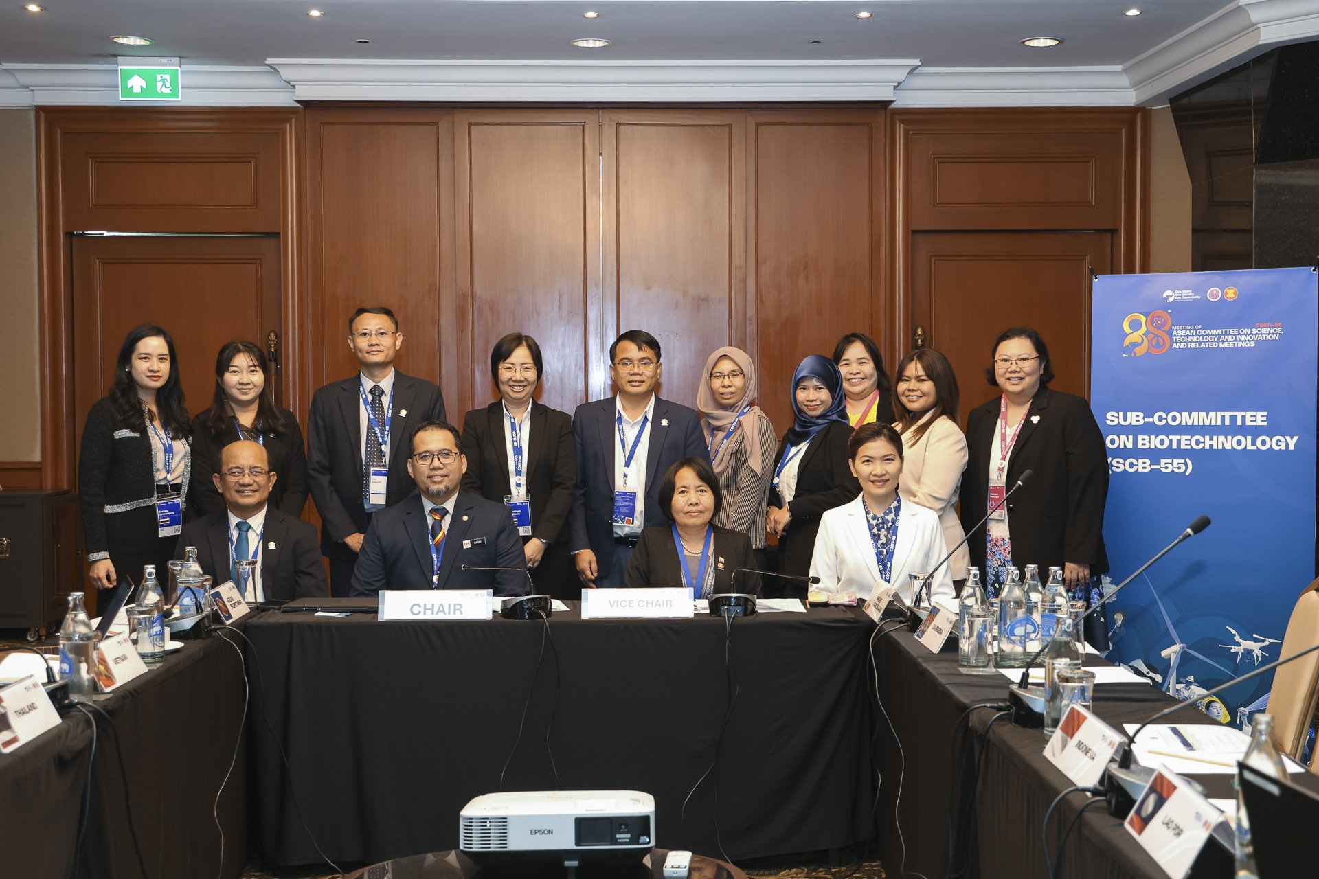 ภาพผู้แทนจากประเทศสมาชิกอาเซียนร่วมประชุมและถ่ายภาพหมู่